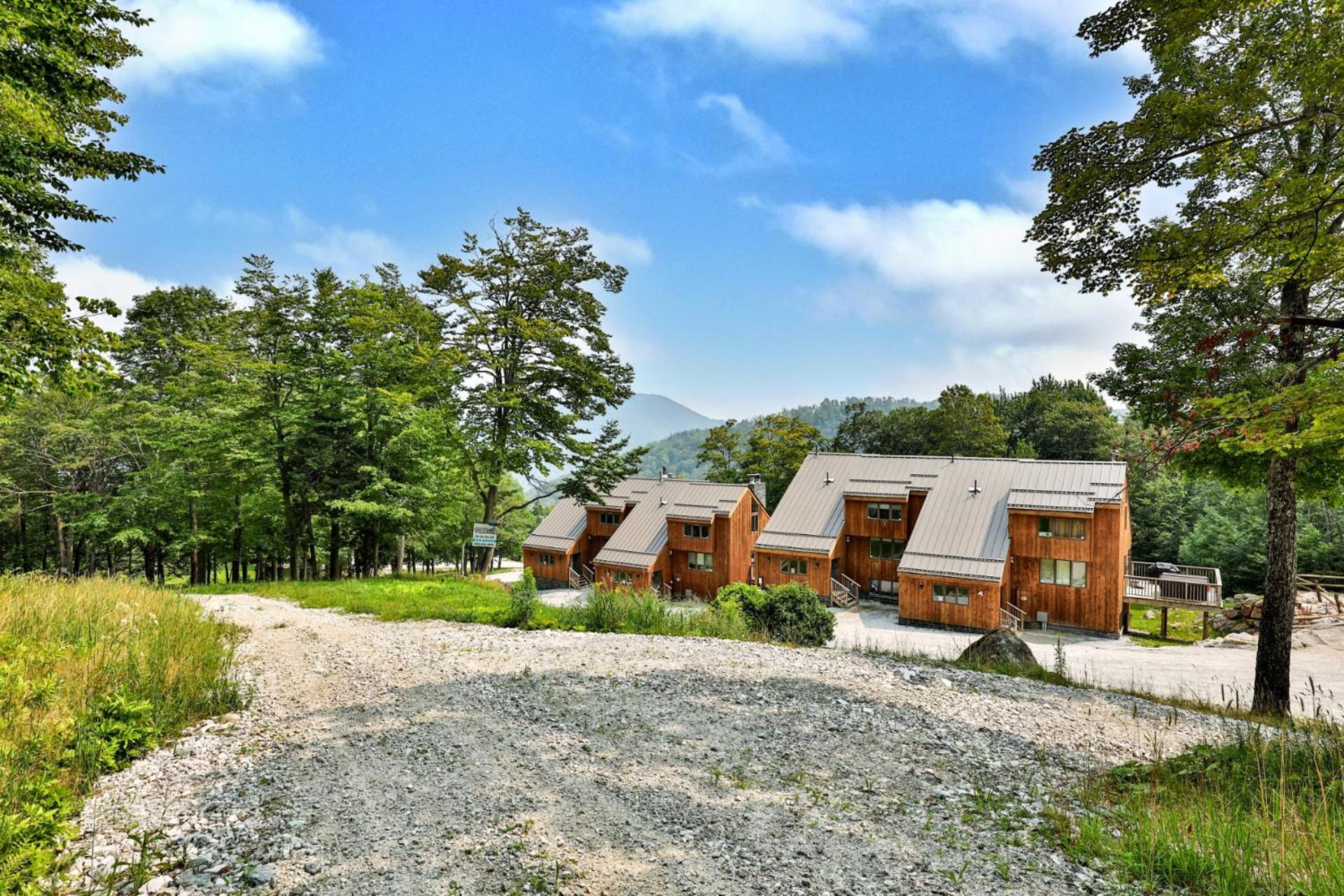 Trailside Village #1 - Slopeside 1BR with Hot Tub and Sauna, Ski In Ski Out, BBQ