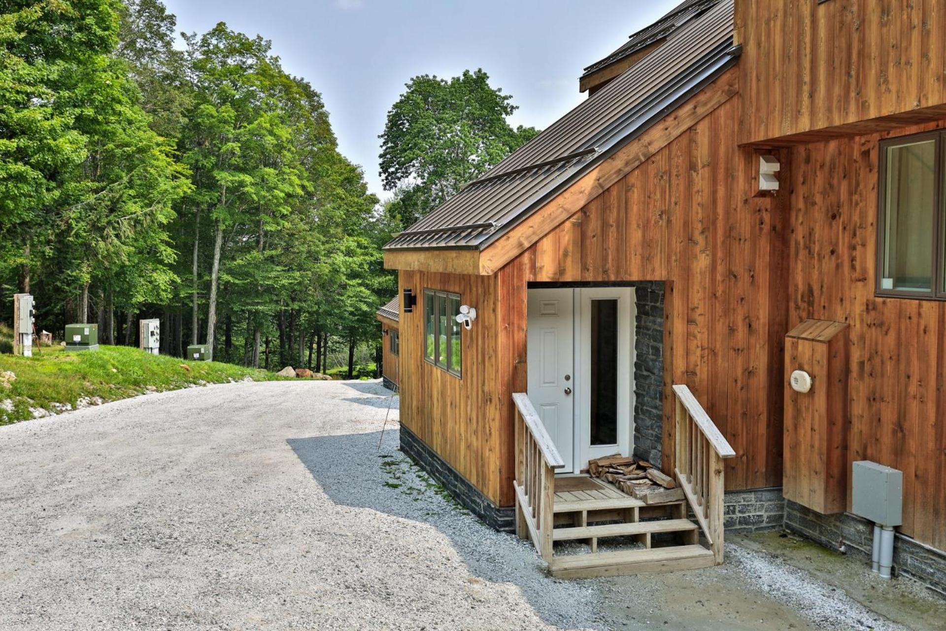 Trailside Village #1 - Slopeside 1BR with Hot Tub and Sauna, Ski In Ski Out, BBQ