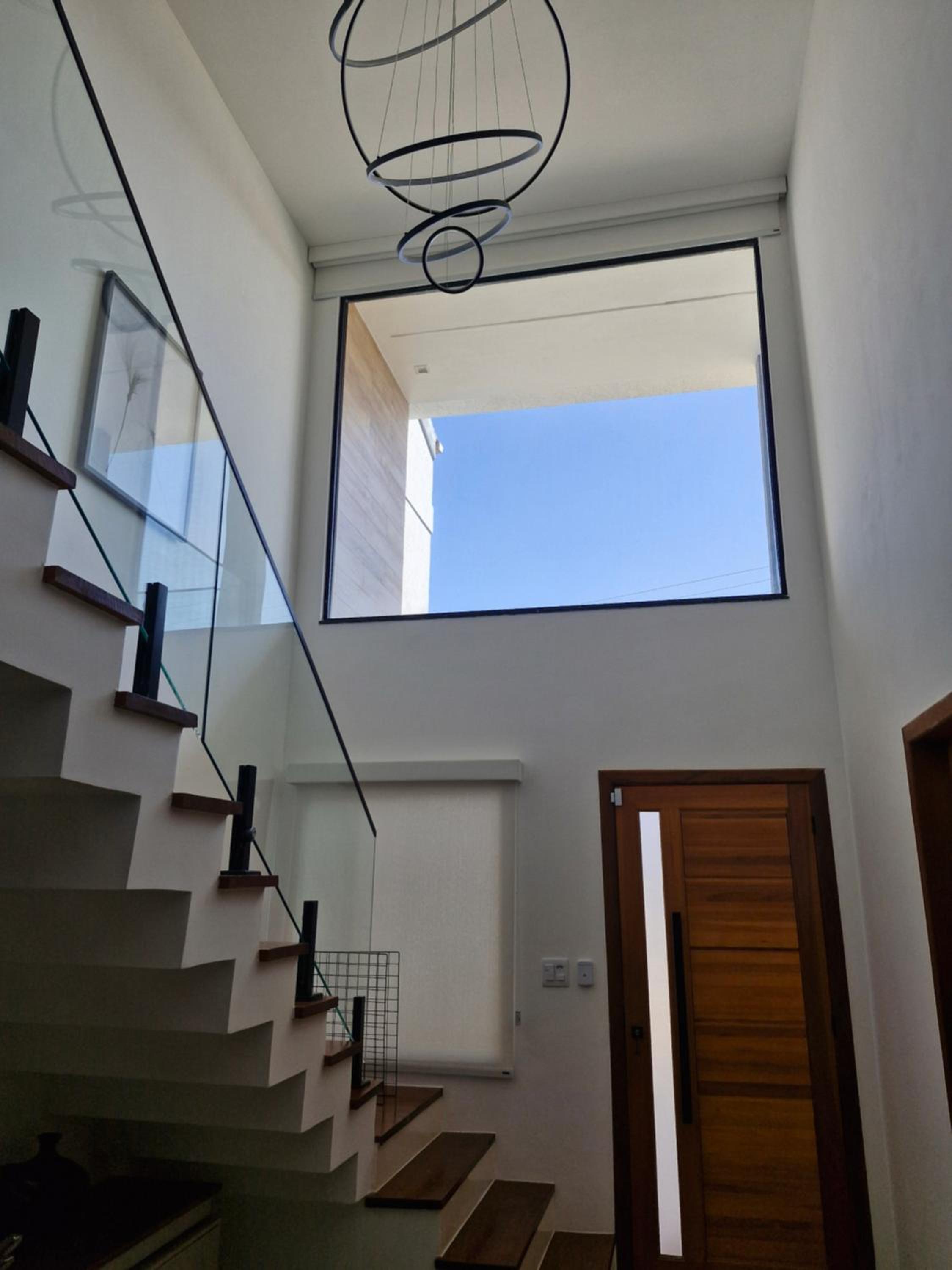 Suíte tripla com vista piscina em casa familiar de luxo em Itaipu