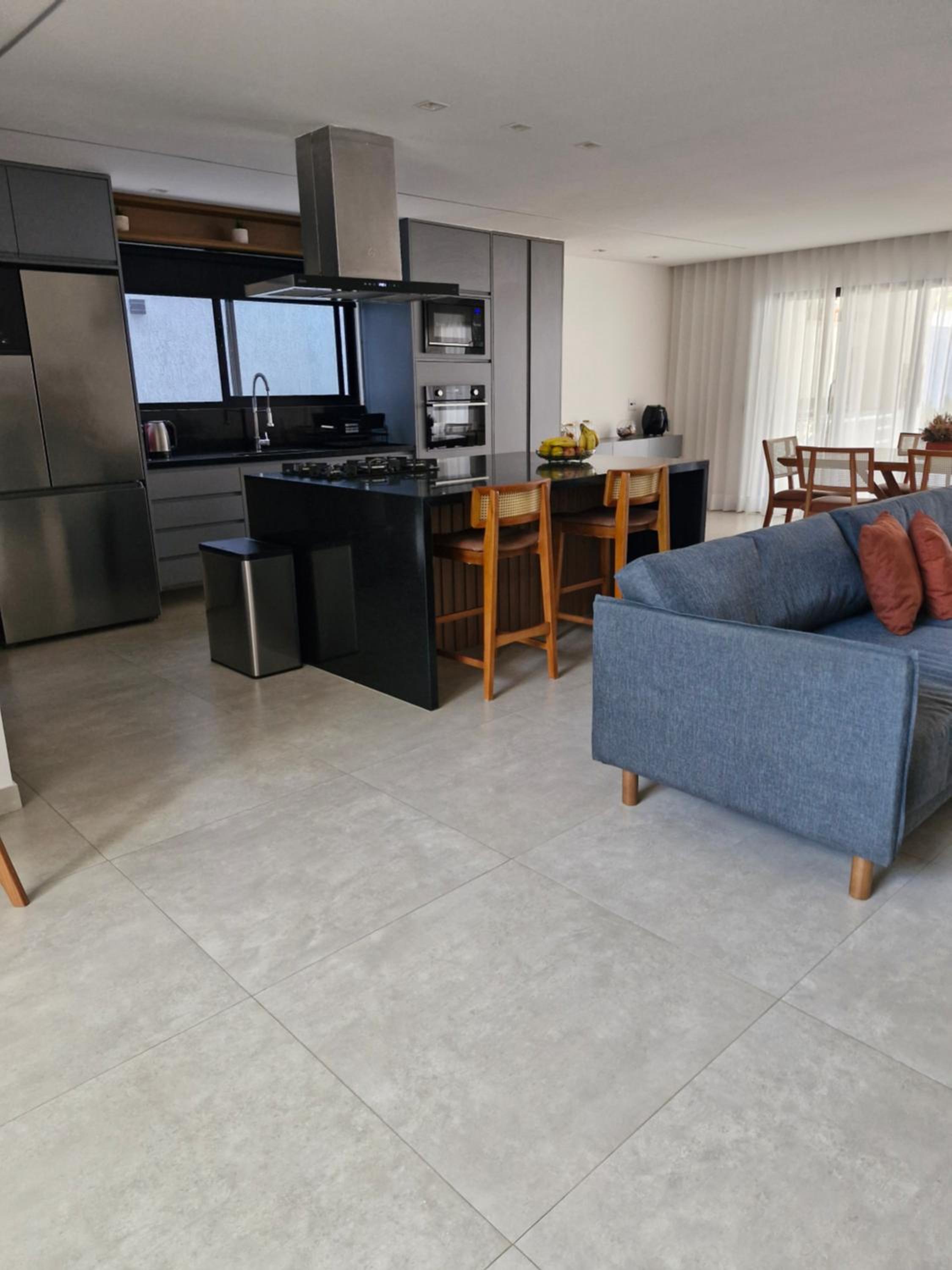 Suíte tripla com vista piscina em casa familiar de luxo em Itaipu