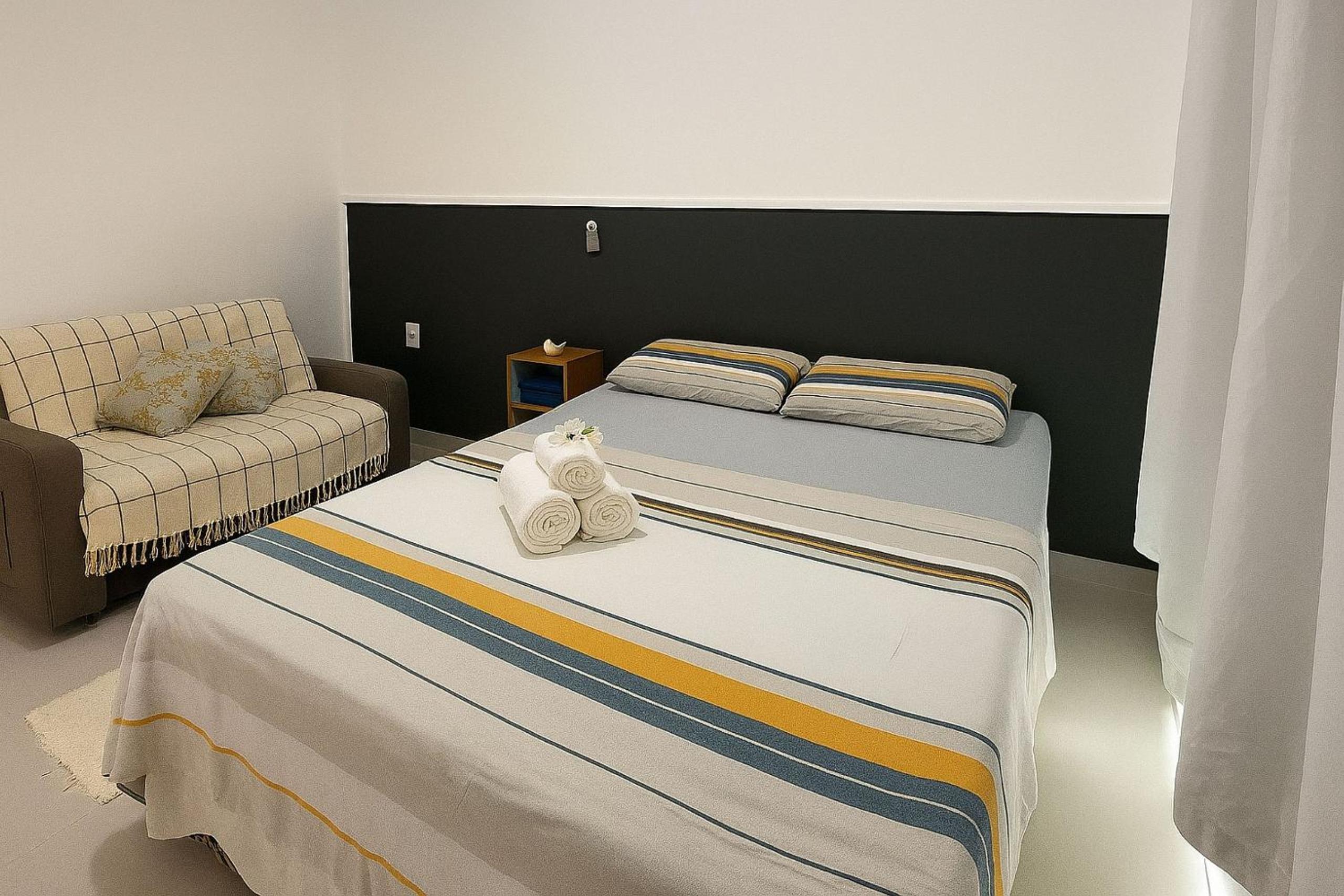 Casa com 2 Quartos, Ar e Wi-Fi – A 600m da Praia de Taperapuã, com Cozinha Equipada, Lavanderia, Sala com TV 50