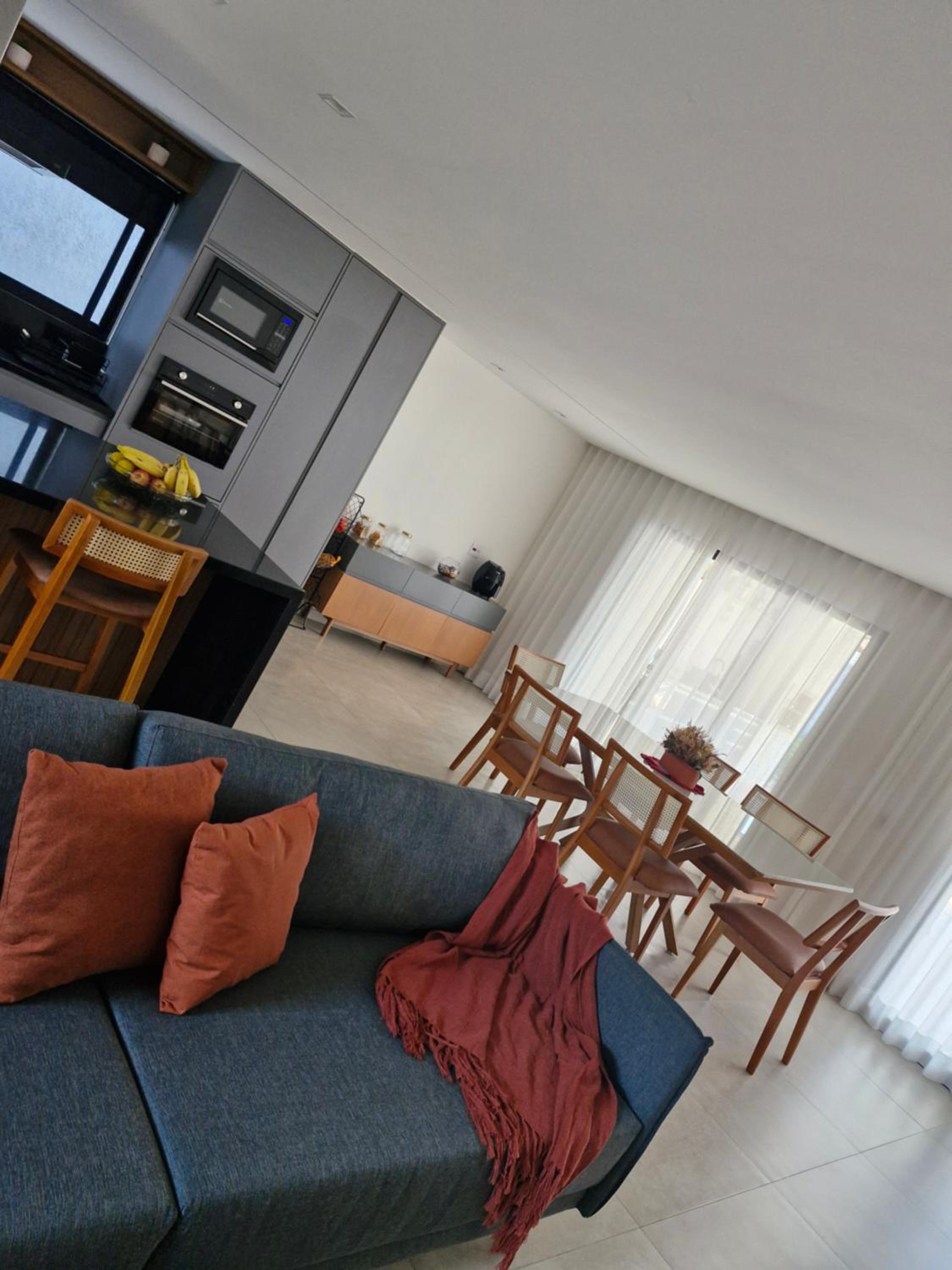 Suíte tripla com vista piscina em casa familiar de luxo em Itaipu