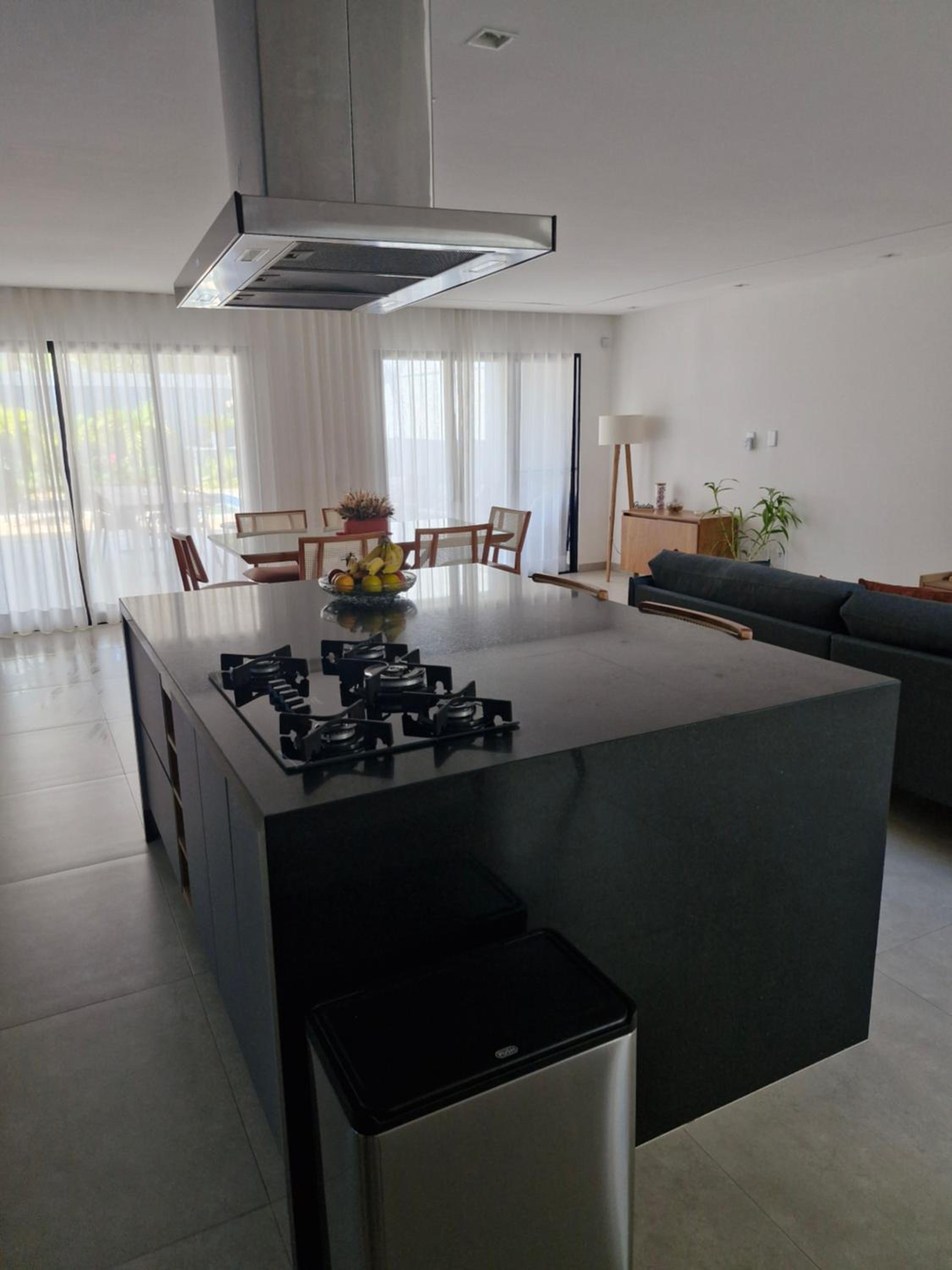 Suíte tripla com vista piscina em casa familiar de luxo em Itaipu