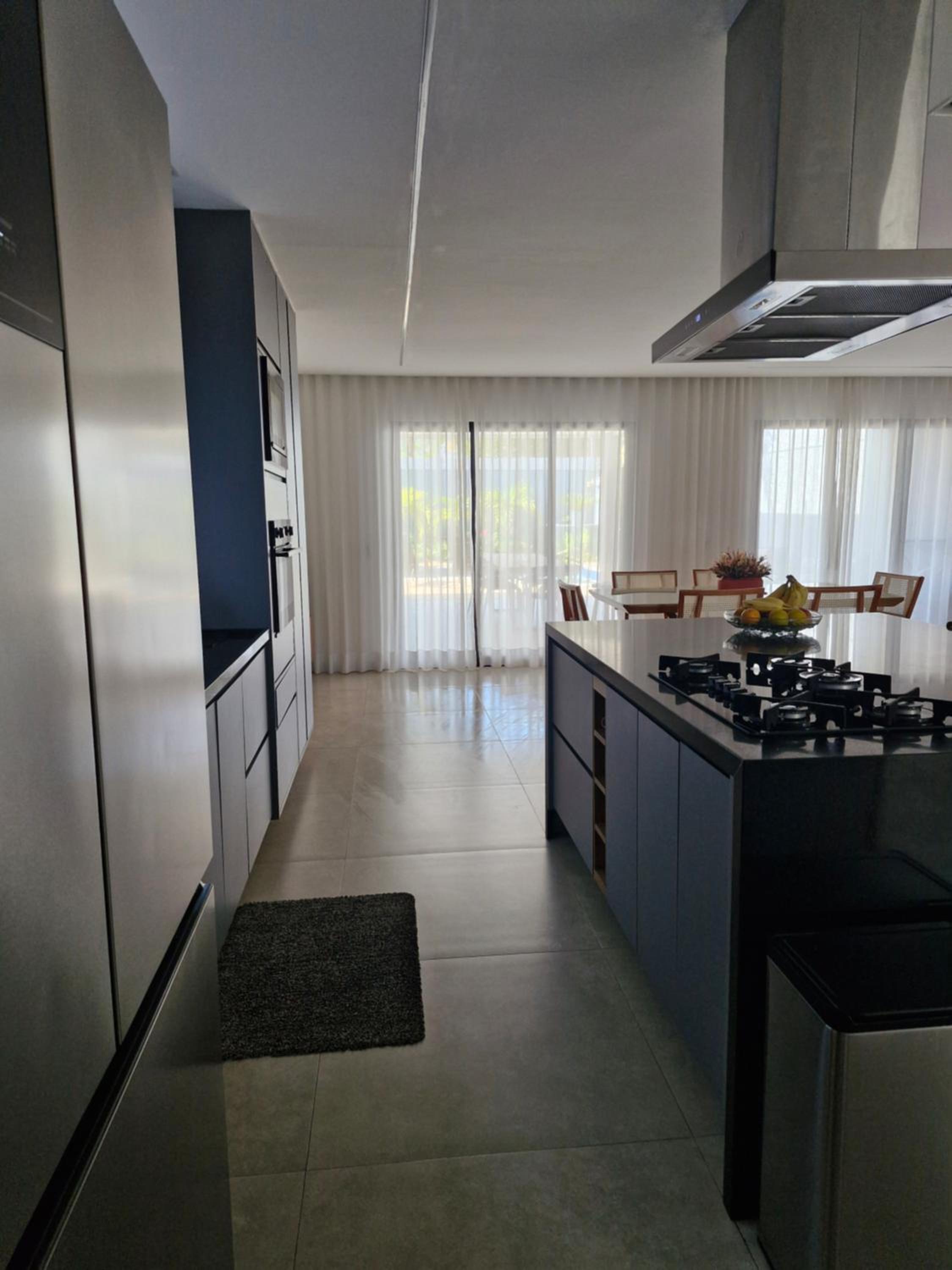 Suíte tripla com vista piscina em casa familiar de luxo em Itaipu
