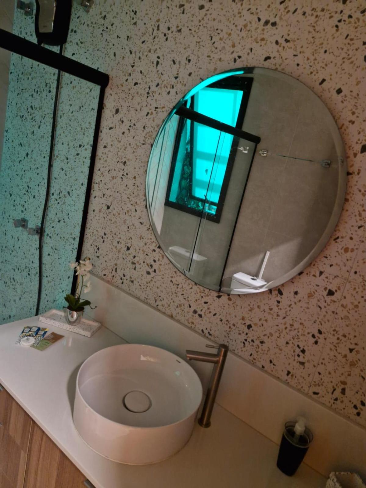 Suíte tripla com vista piscina em casa familiar de luxo em Itaipu