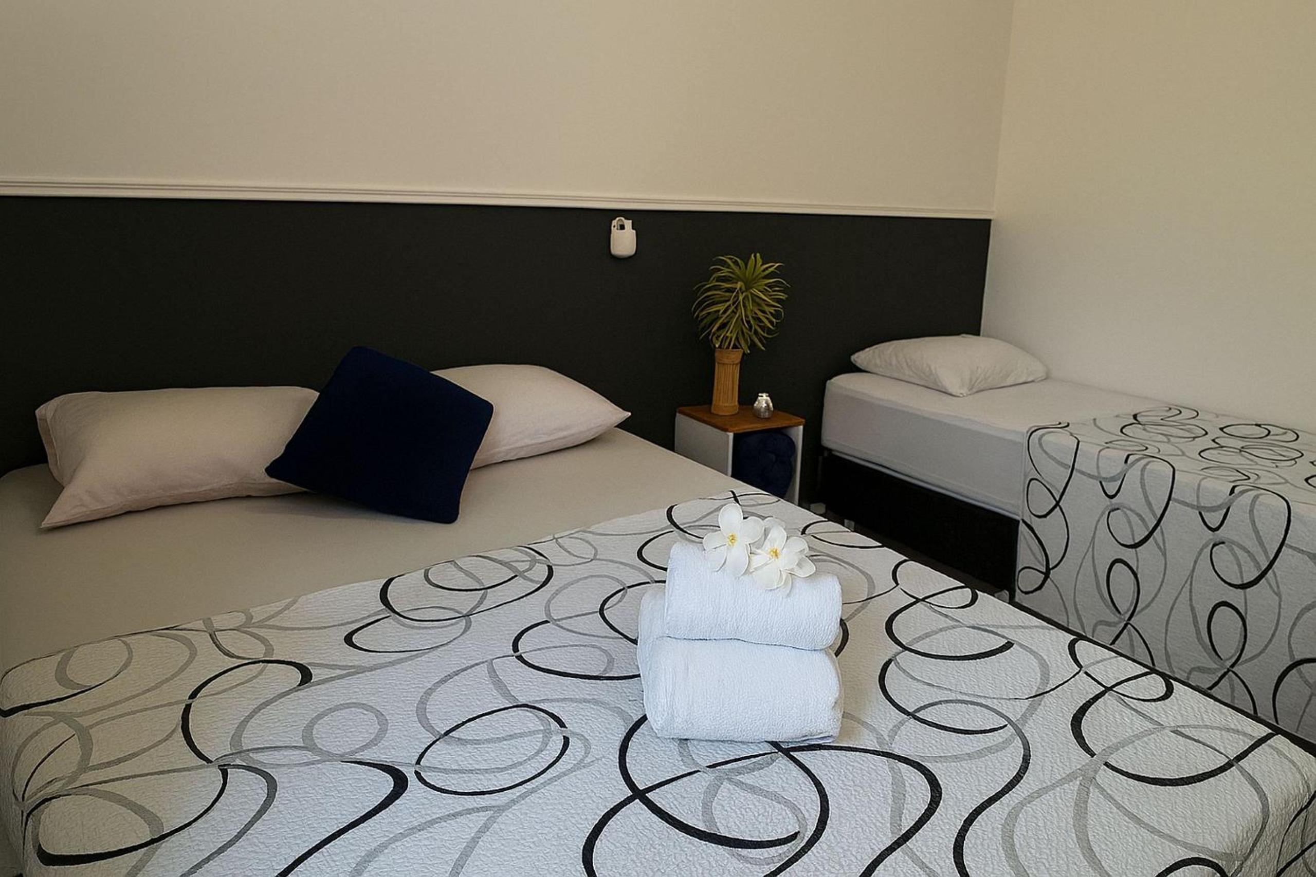 Casa com 2 Quartos, Ar e Wi-Fi – A 600m da Praia de Taperapuã, com Cozinha Equipada, Lavanderia, Sala com TV 50