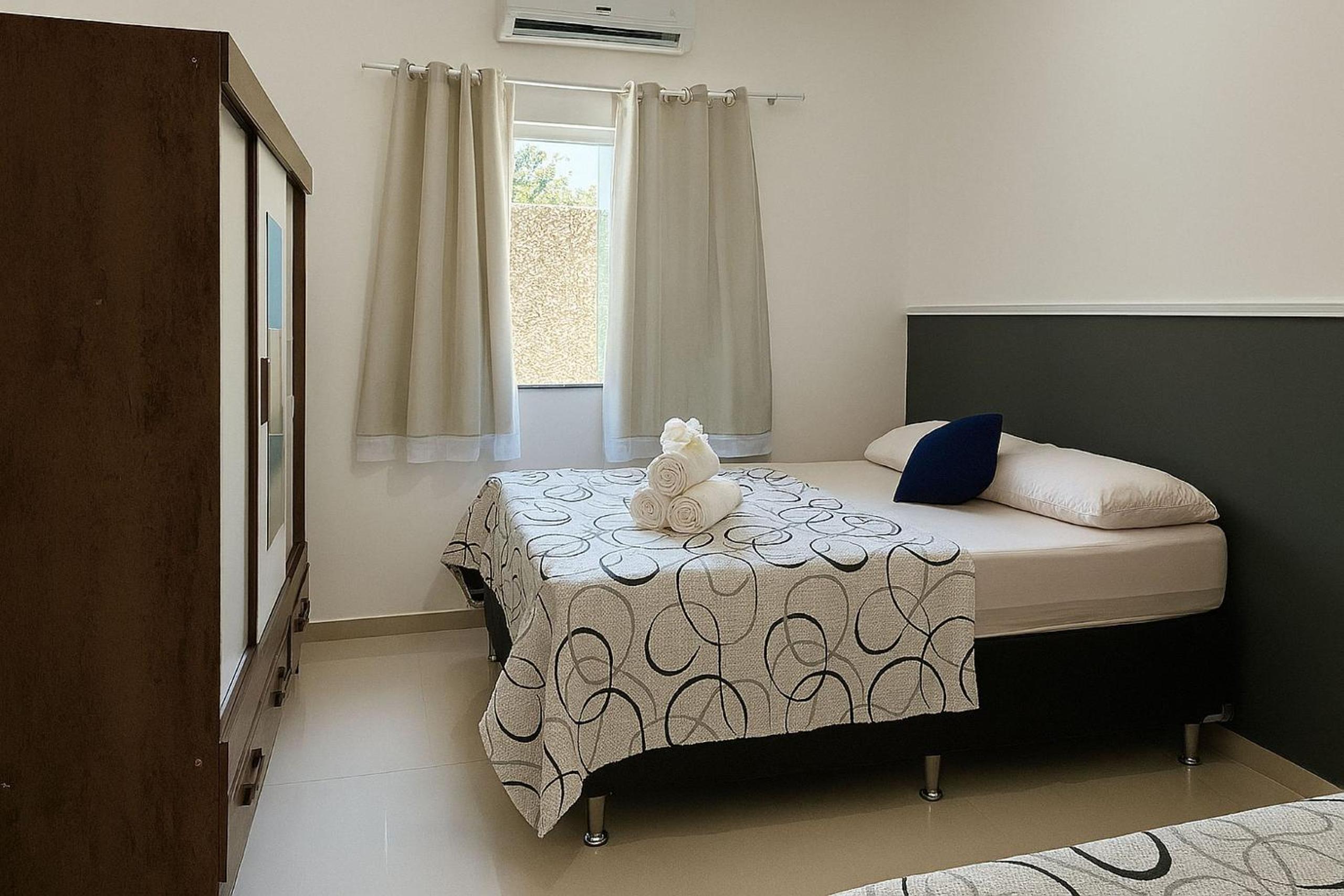 Casa com 2 Quartos, Ar e Wi-Fi – A 600m da Praia de Taperapuã, com Cozinha Equipada, Lavanderia, Sala com TV 50