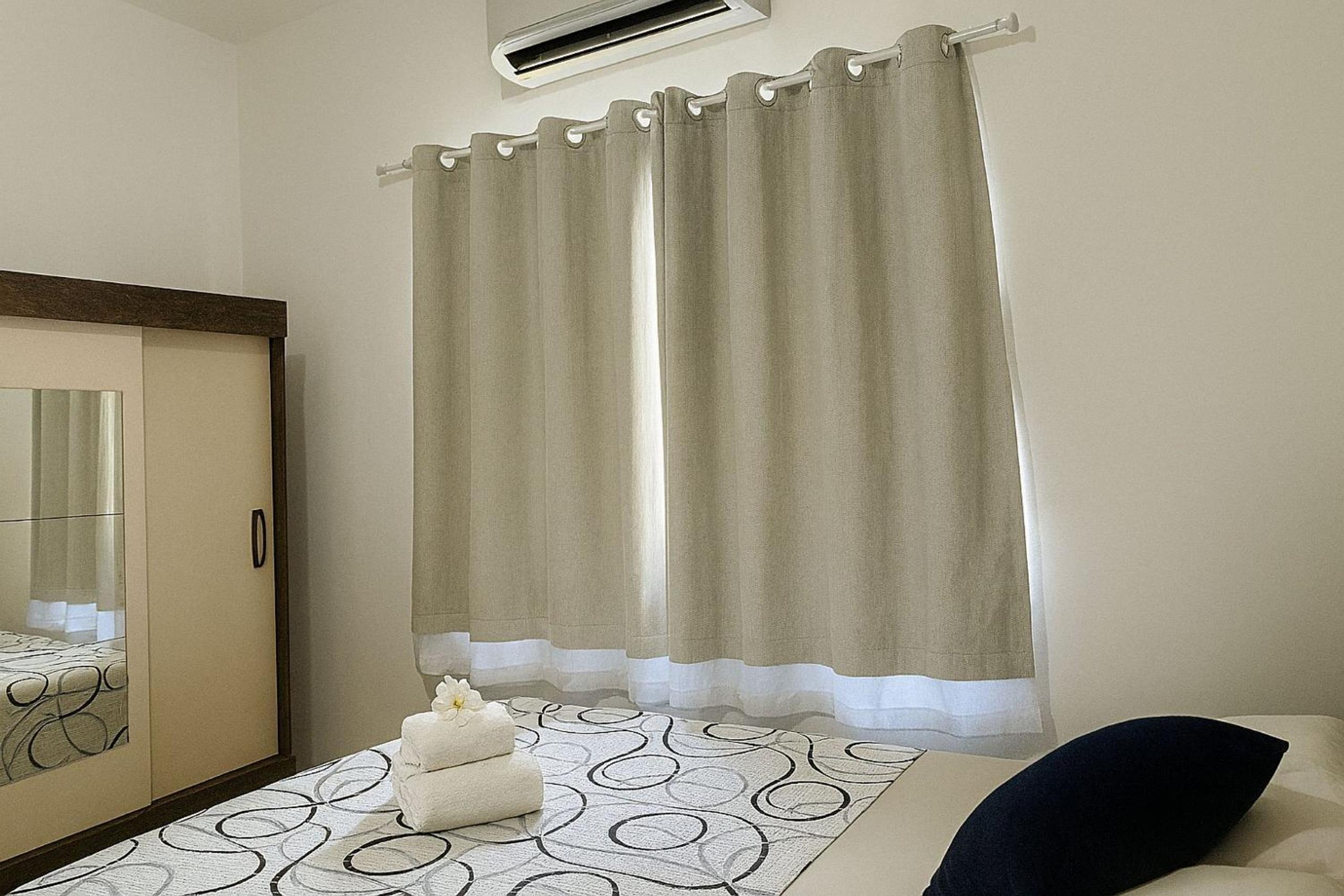 Casa com 2 Quartos, Ar e Wi-Fi – A 600m da Praia de Taperapuã, com Cozinha Equipada, Lavanderia, Sala com TV 50
