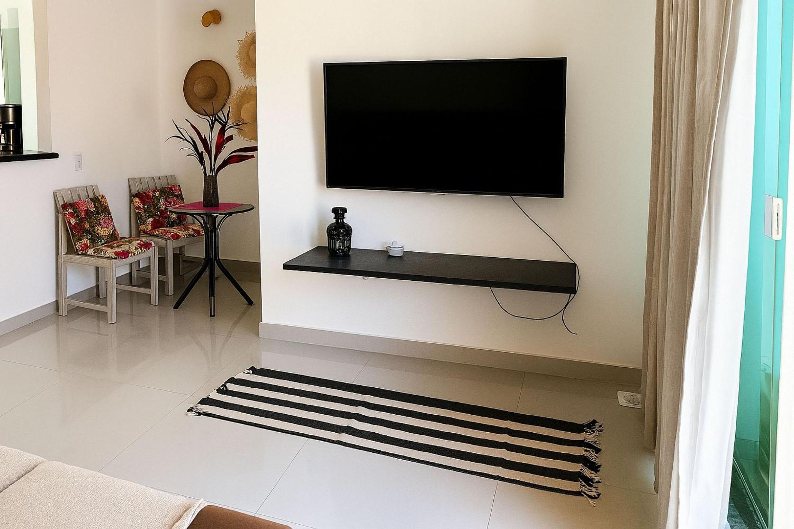 Casa com 2 Quartos, Ar e Wi-Fi – A 600m da Praia de Taperapuã, com Cozinha Equipada, Lavanderia, Sala com TV 50