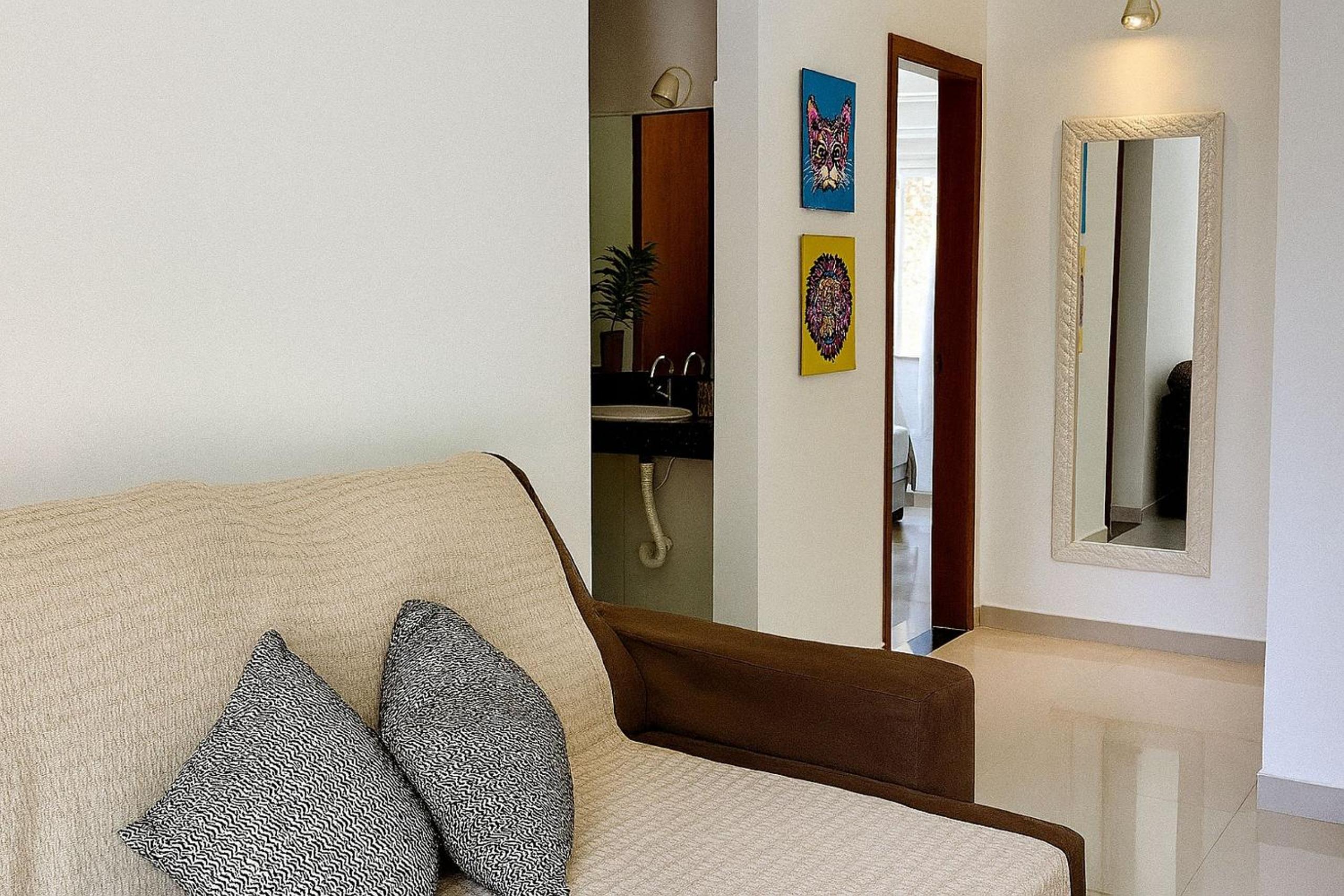 Casa com 2 Quartos, Ar e Wi-Fi – A 600m da Praia de Taperapuã, com Cozinha Equipada, Lavanderia, Sala com TV 50