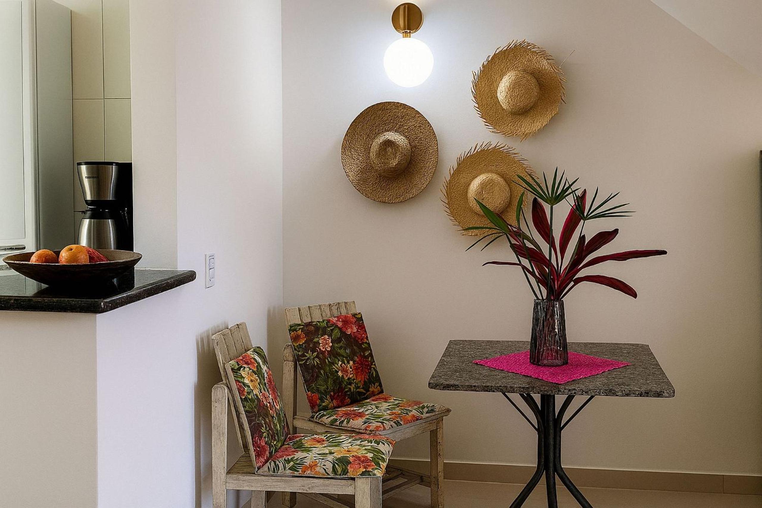 Casa com 2 Quartos, Ar e Wi-Fi – A 600m da Praia de Taperapuã, com Cozinha Equipada, Lavanderia, Sala com TV 50
