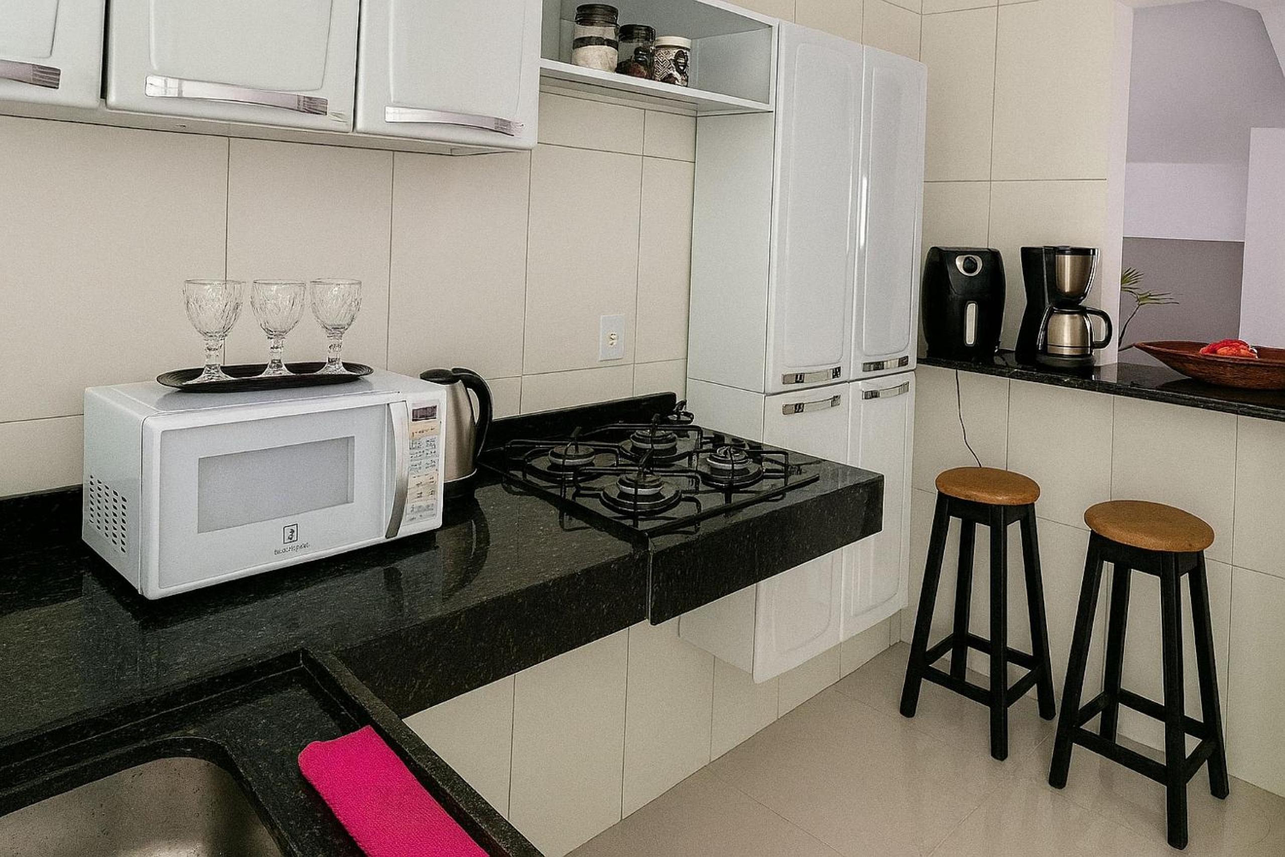Casa com 2 Quartos, Ar e Wi-Fi – A 600m da Praia de Taperapuã, com Cozinha Equipada, Lavanderia, Sala com TV 50
