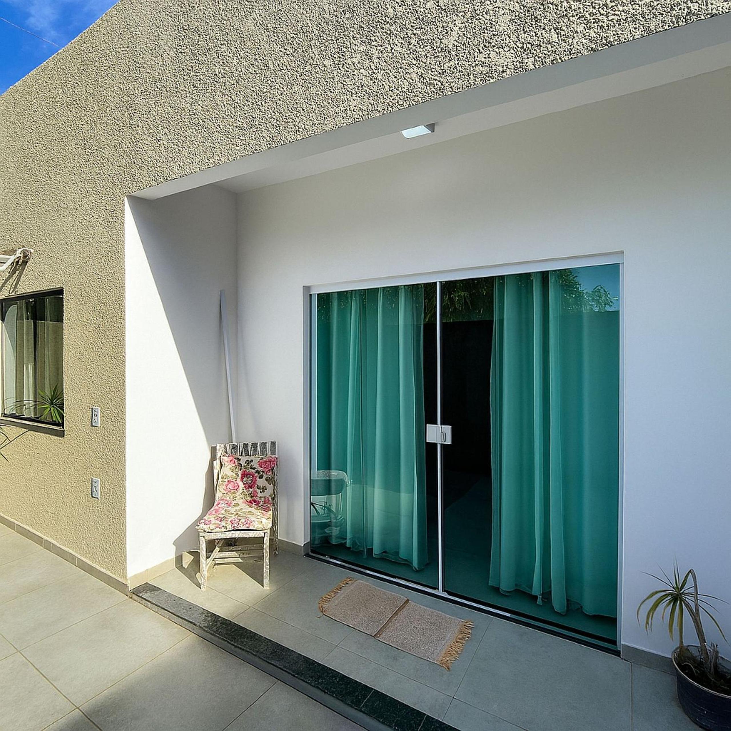 Casa com 2 Quartos, Ar e Wi-Fi – A 600m da Praia de Taperapuã, com Cozinha Equipada, Lavanderia, Sala com TV 50