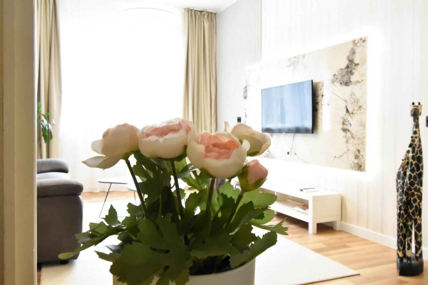 Bright 2-BDR City Apt - Near Metro & Dining