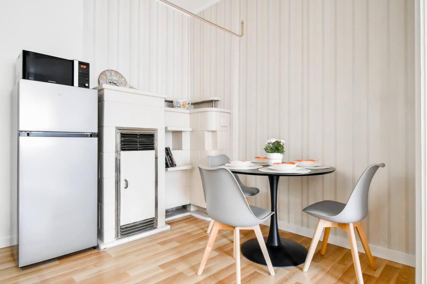 Bright 2-BDR City Apt - Near Metro & Dining