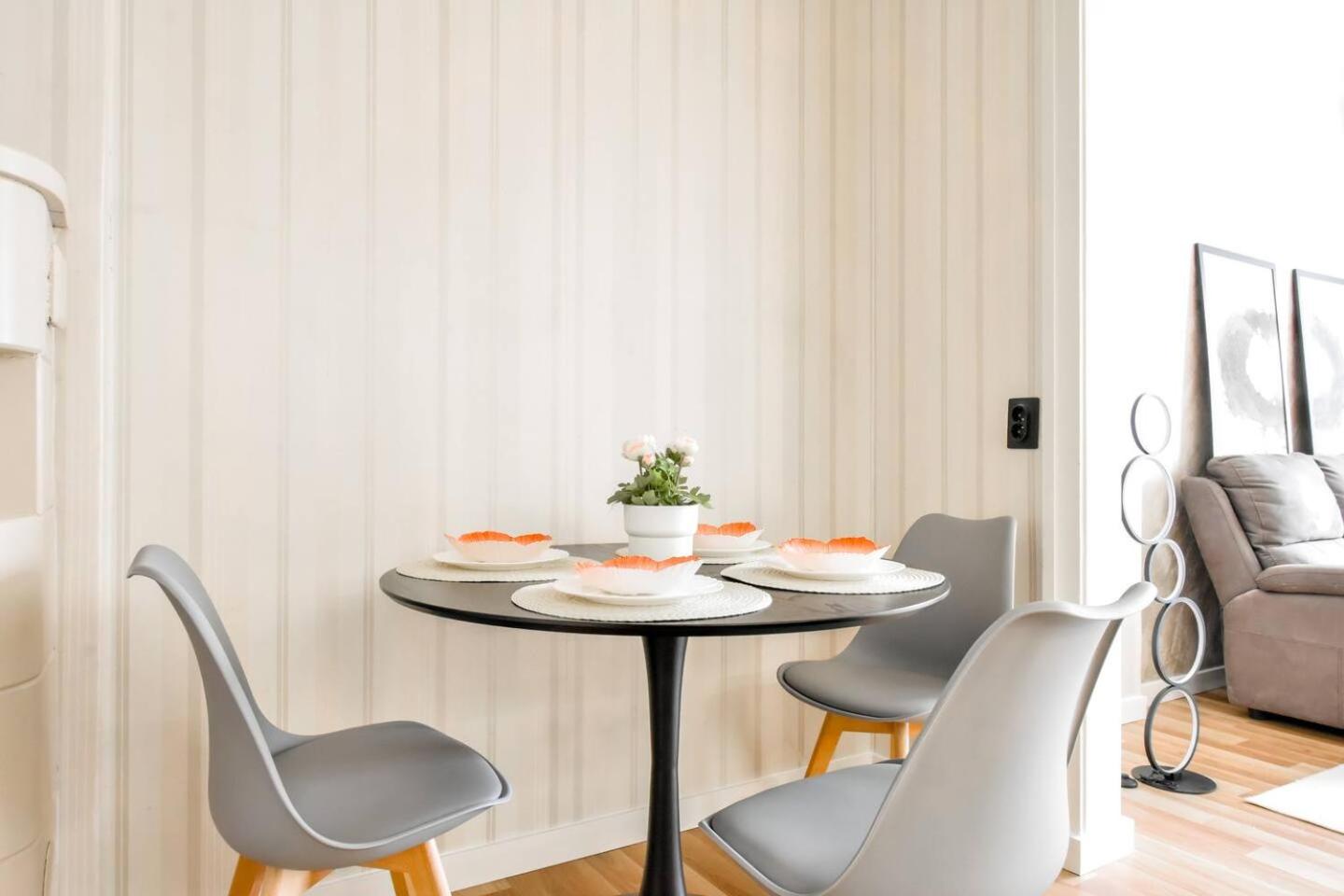 Bright 2-BDR City Apt - Near Metro & Dining