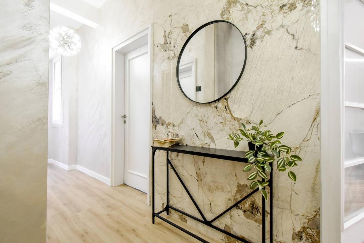 Bright 2-BDR City Apt - Near Metro & Dining