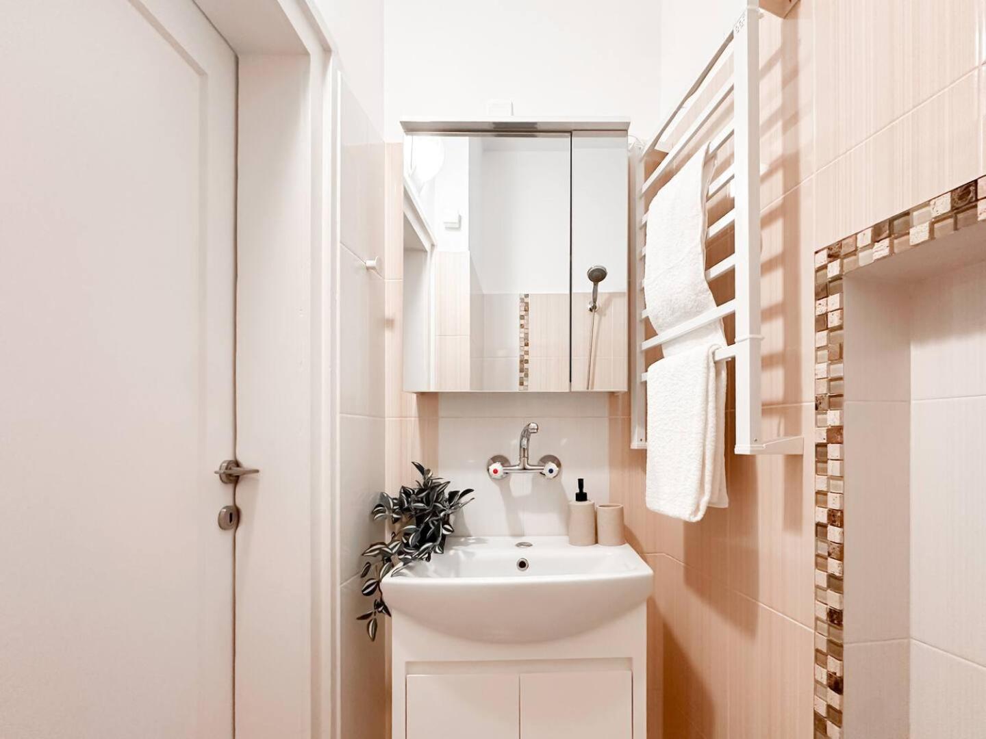 Bright 2-BDR City Apt - Near Metro & Dining