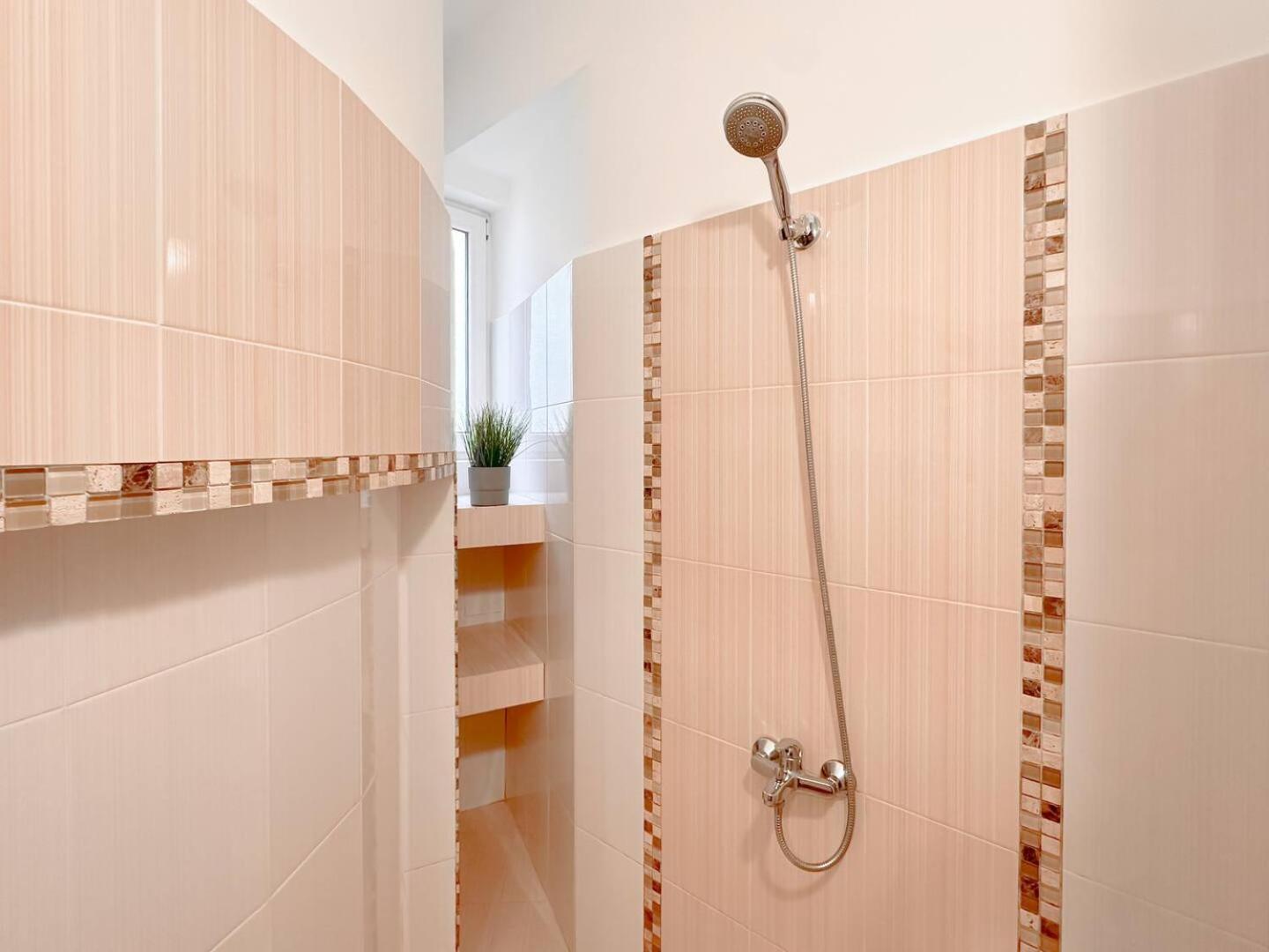 Bright 2-BDR City Apt - Near Metro & Dining