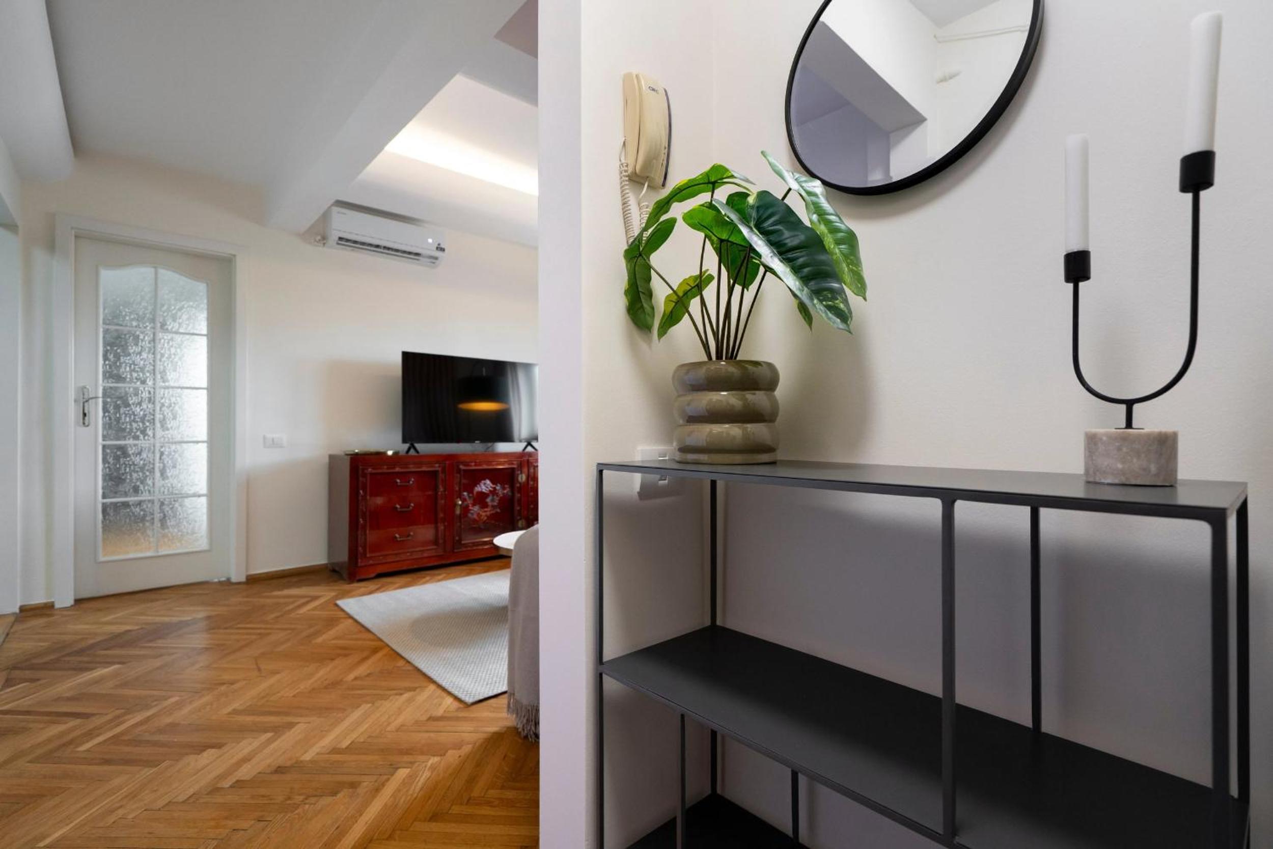 Quirky Top-Floor 1BR Nest in the Historic Center