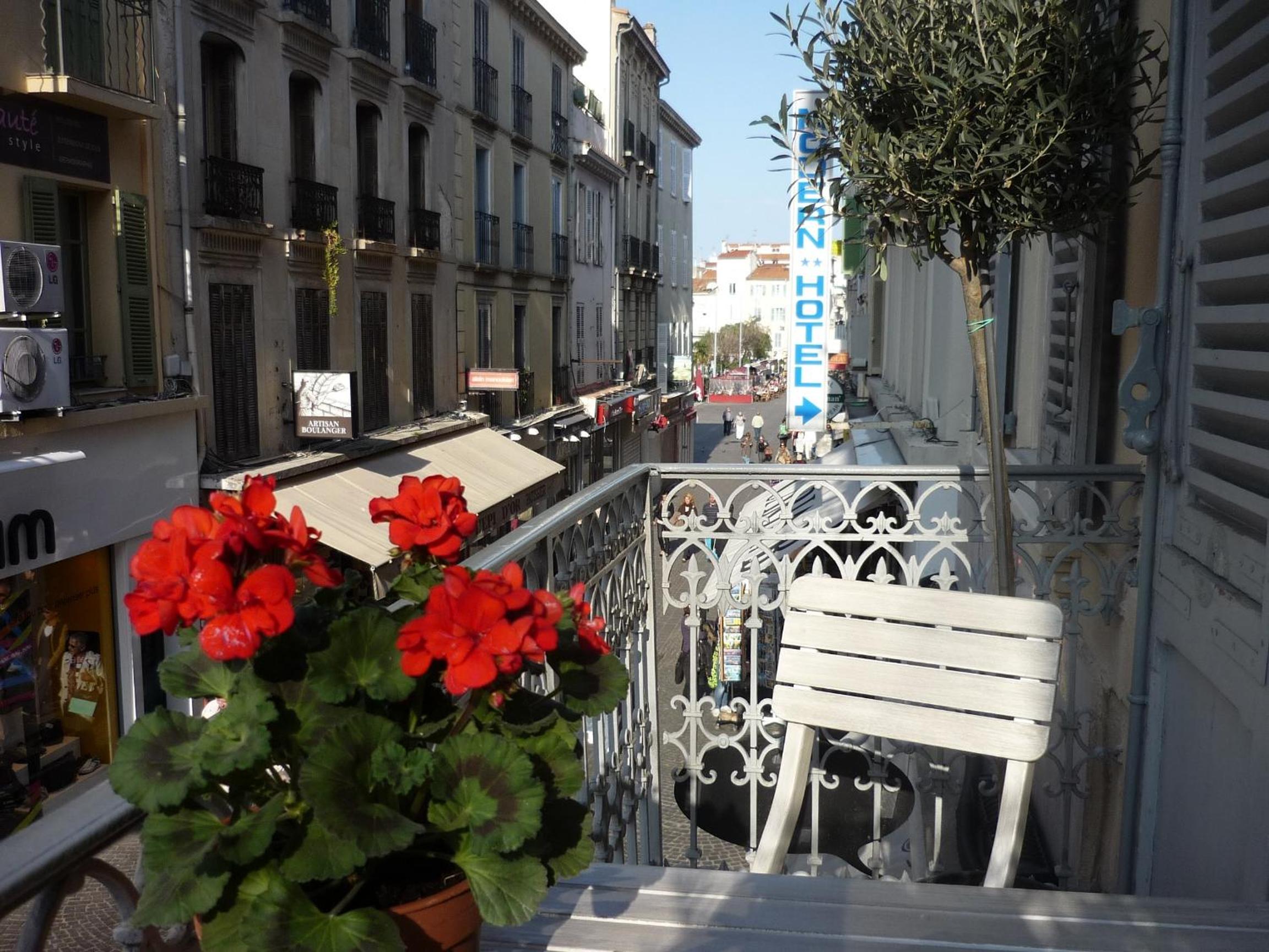 Balcony in Heart of pedestrian centre of Old Antibes