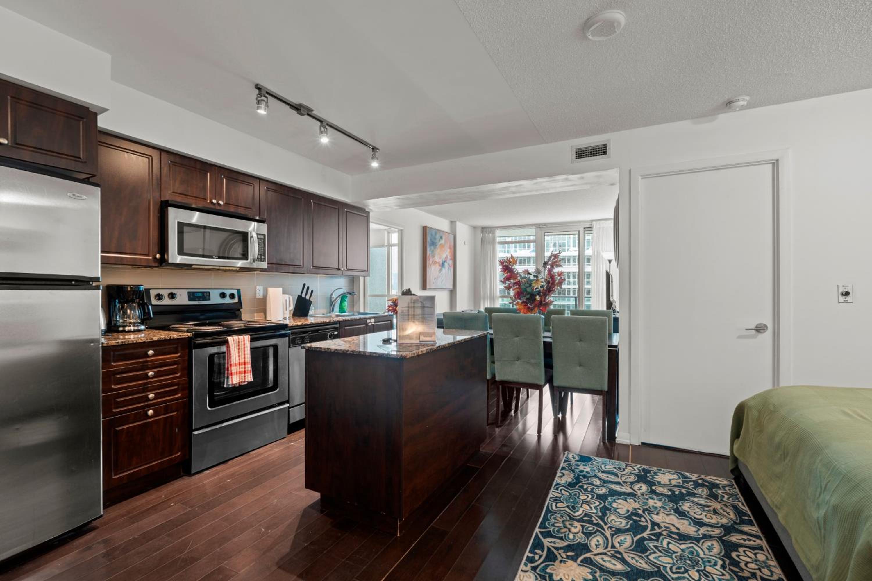 Autumnaly Whisper 2 BR & DEN in the Heart of the City