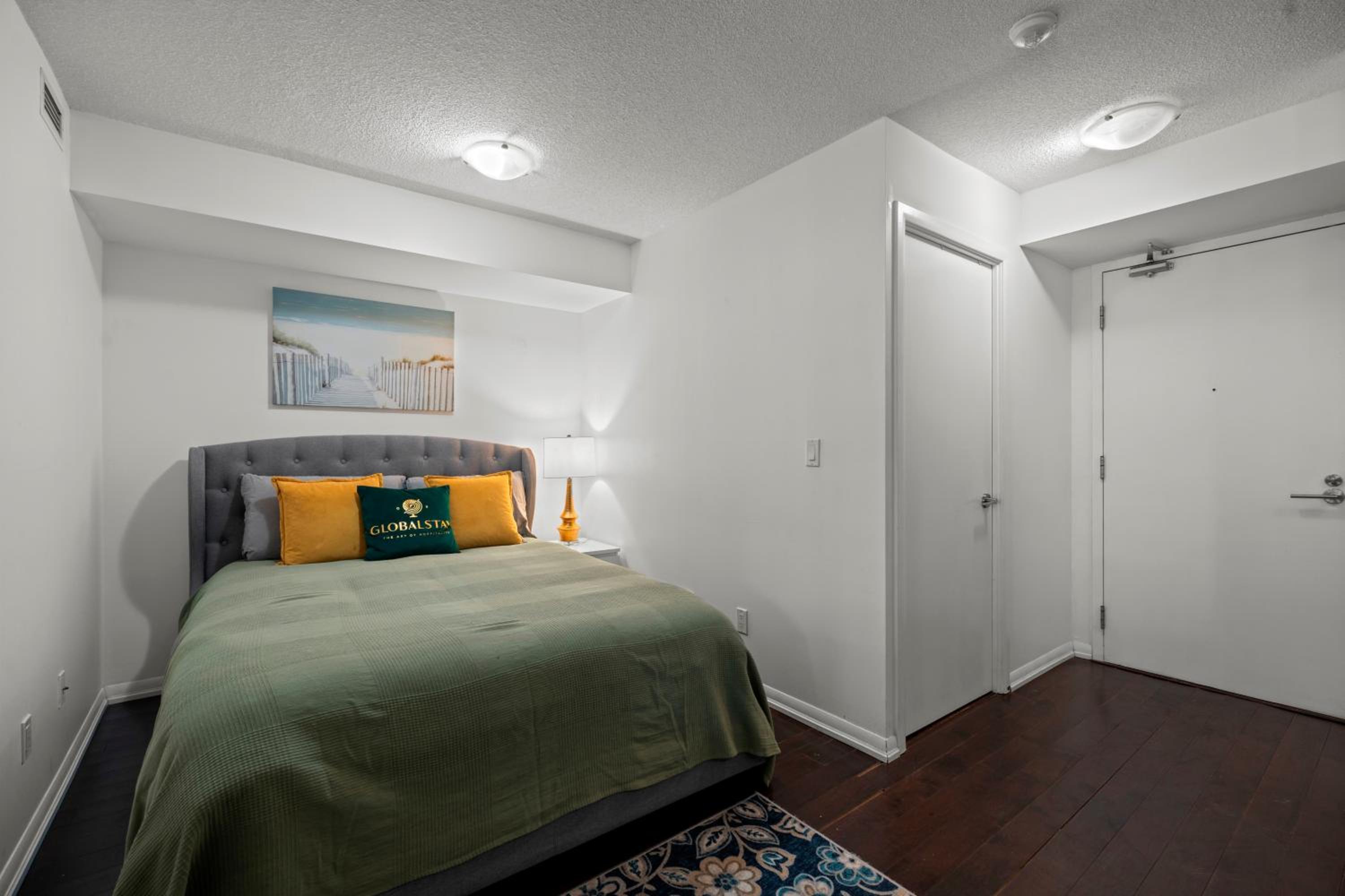 Autumnaly Whisper 2 BR & DEN in the Heart of the City