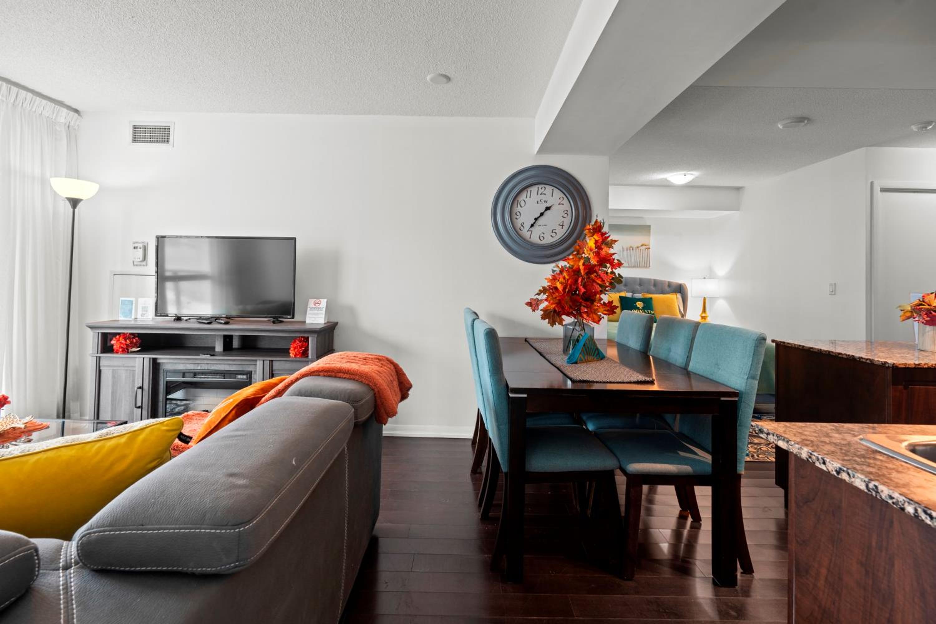 Autumnaly Whisper 2 BR & DEN in the Heart of the City