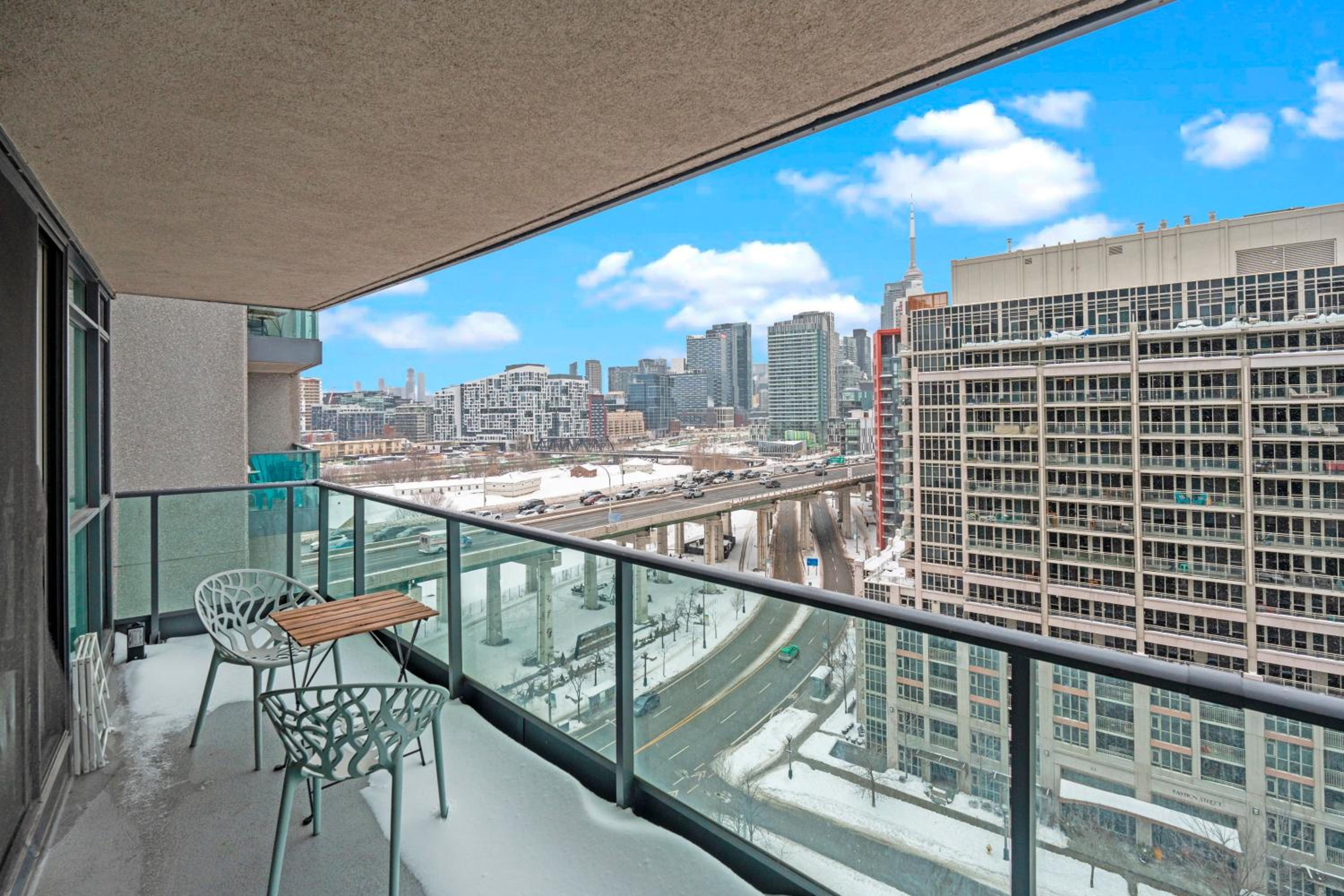 Autumnaly Whisper 2 BR & DEN in the Heart of the City