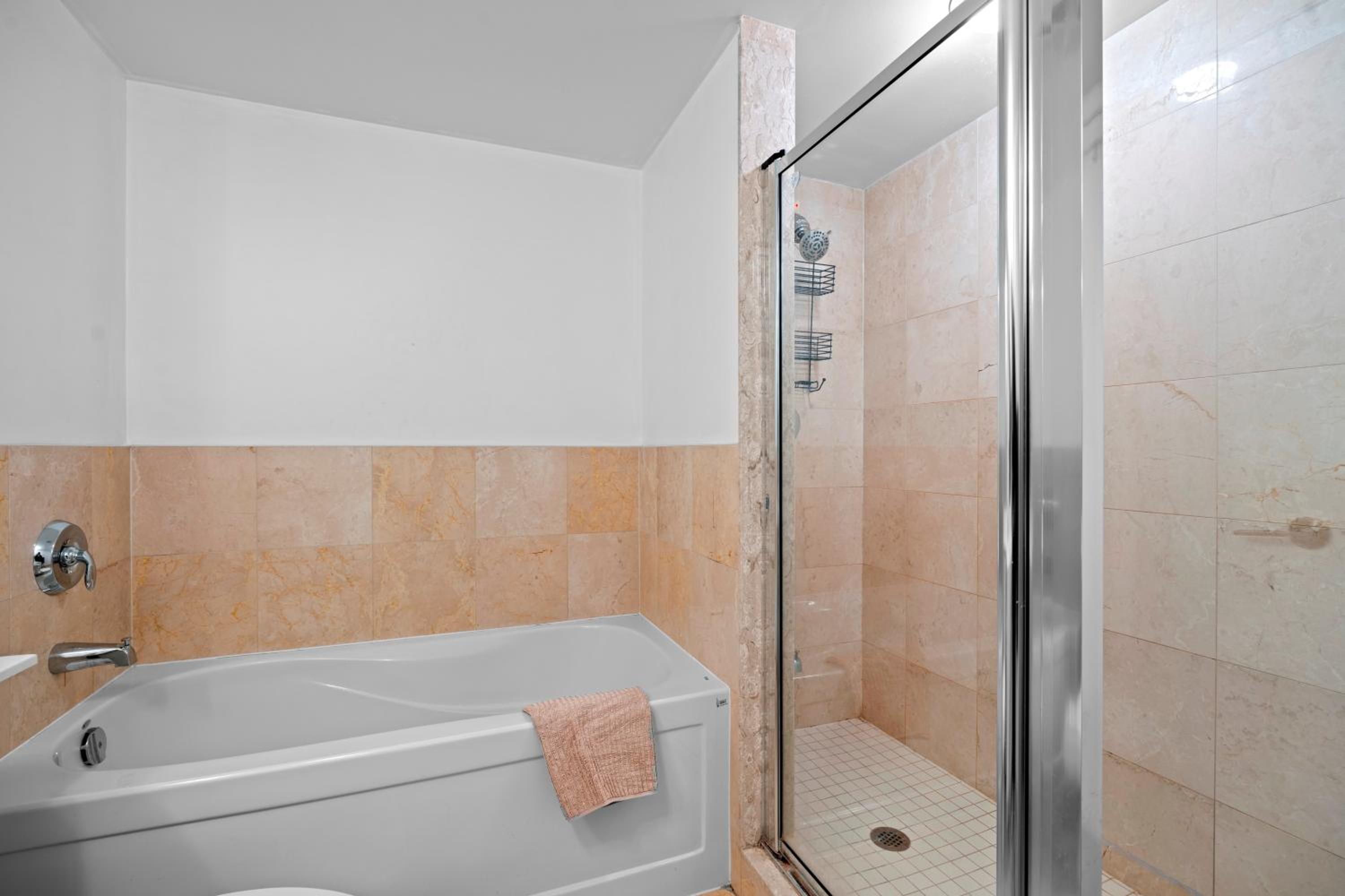 Autumnaly Whisper 2 BR & DEN in the Heart of the City