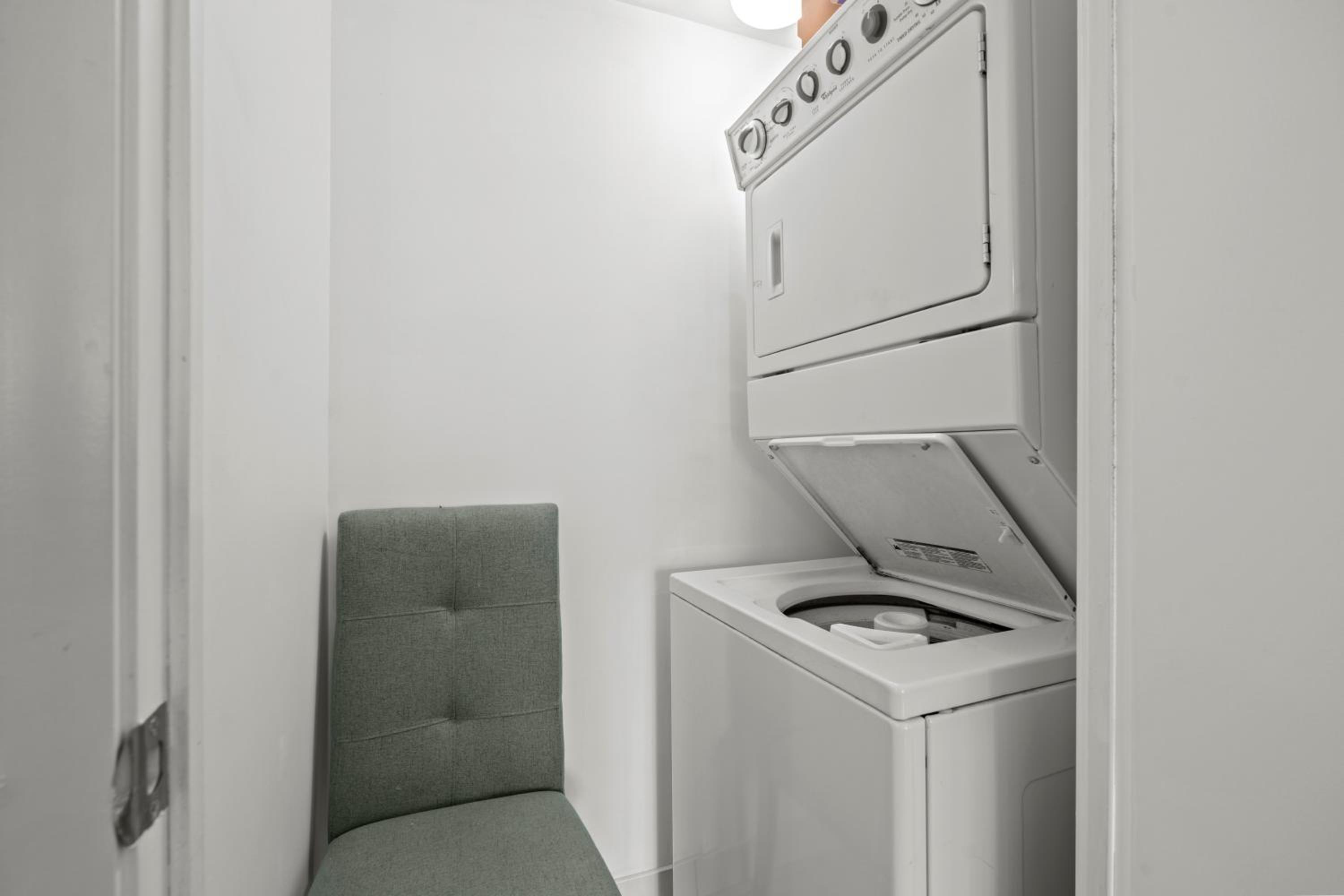 Autumnaly Whisper 2 BR & DEN in the Heart of the City