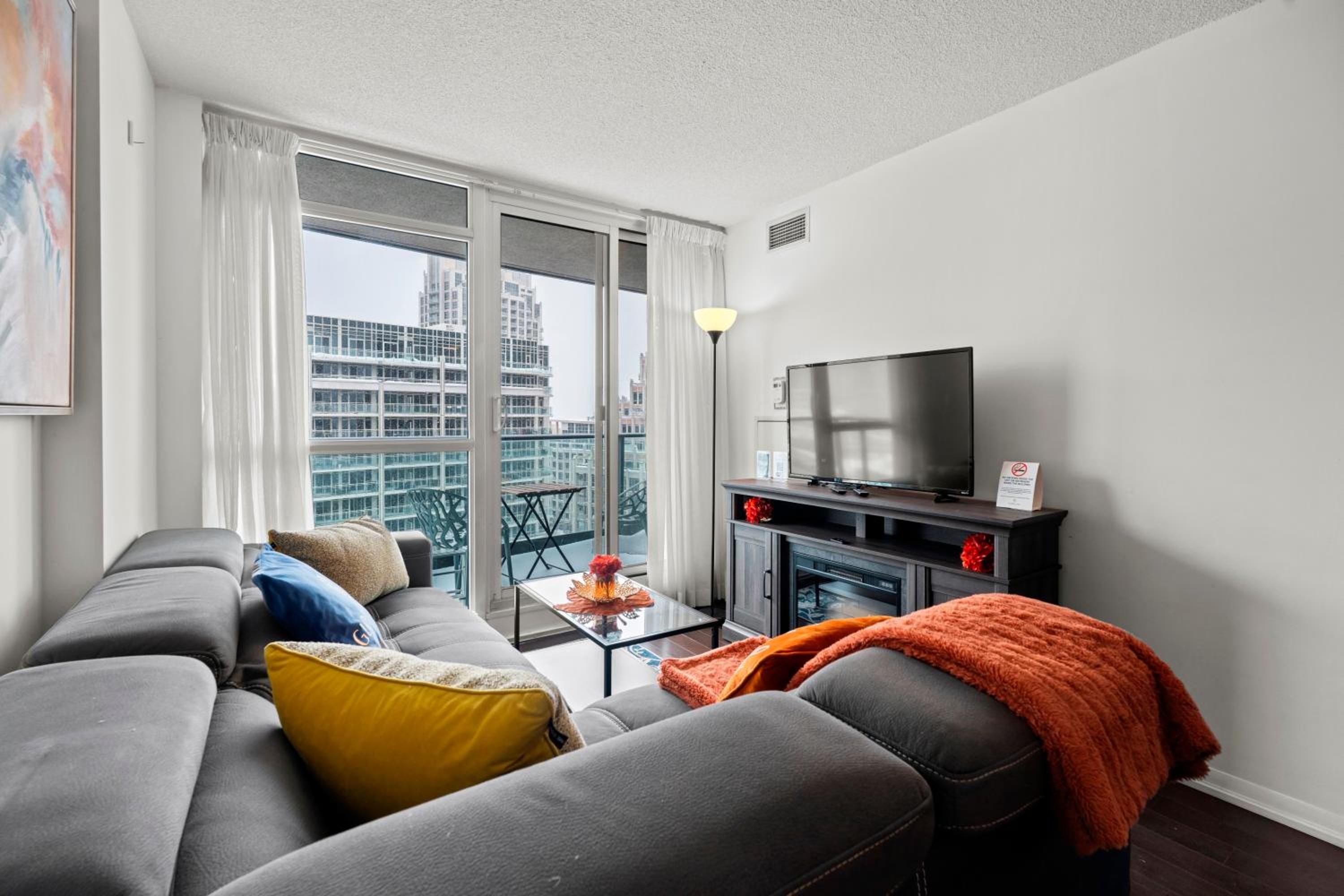 Autumnaly Whisper 2 BR & DEN in the Heart of the City