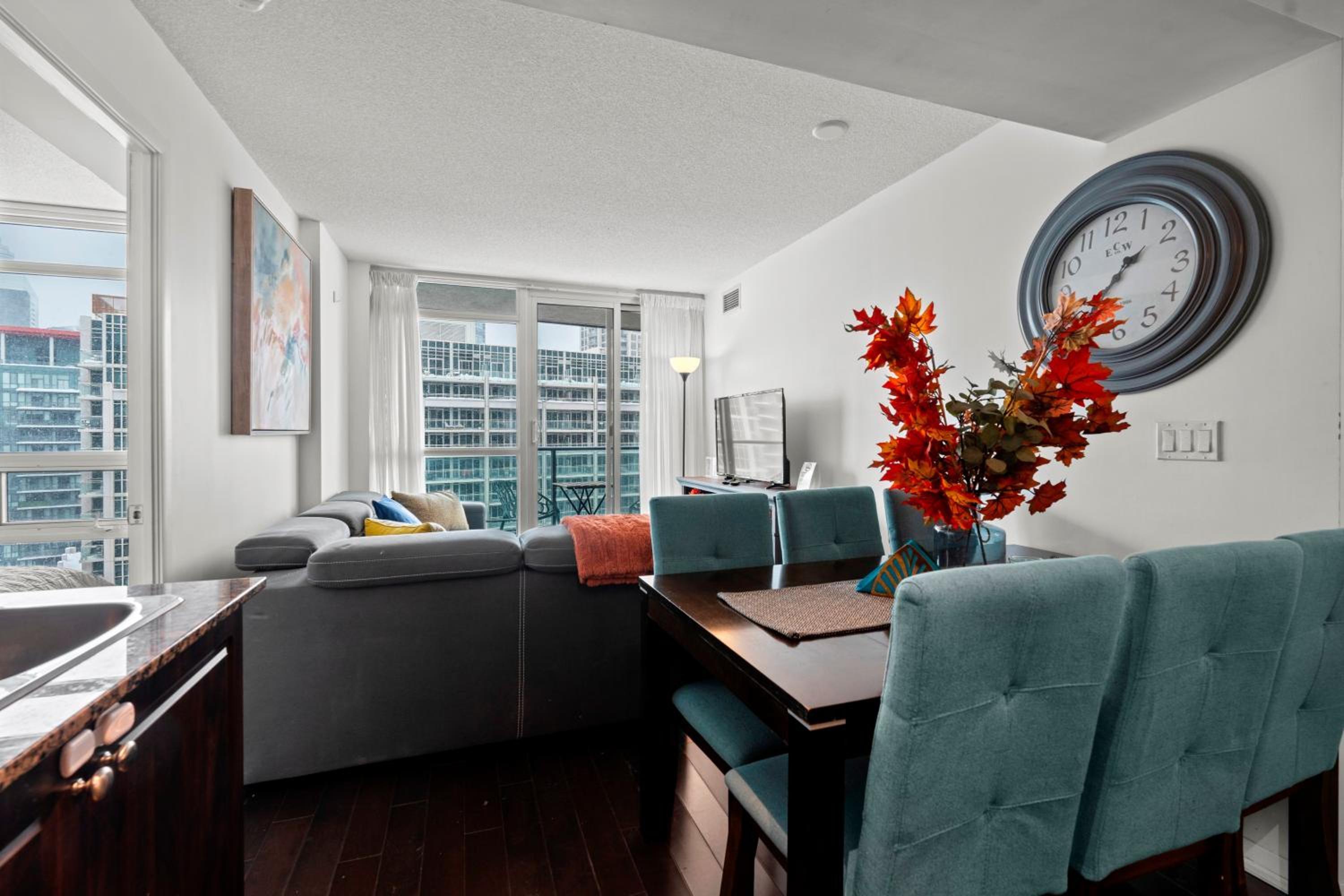 Autumnaly Whisper 2 BR & DEN in the Heart of the City