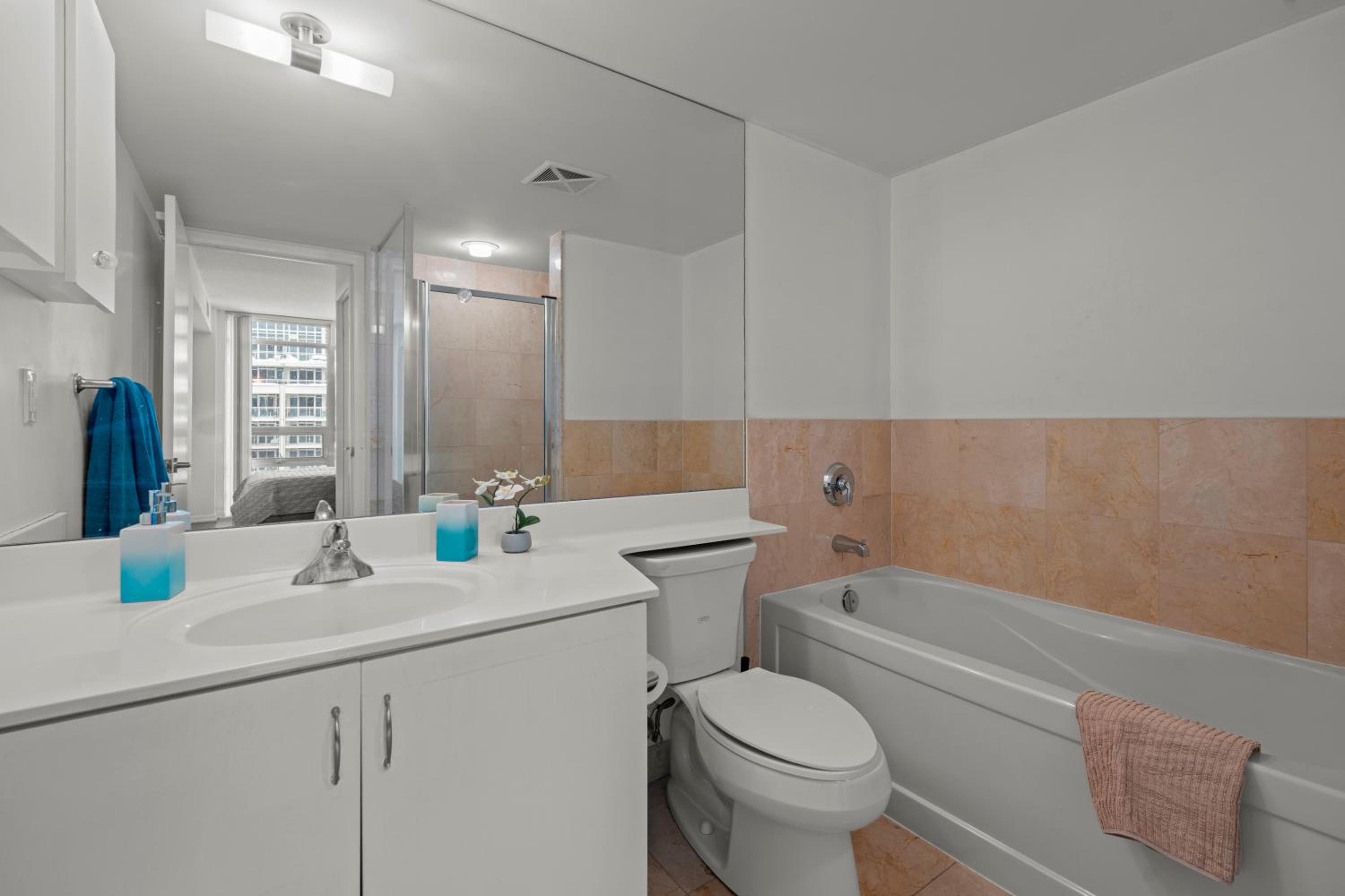 Autumnaly Whisper 2 BR & DEN in the Heart of the City