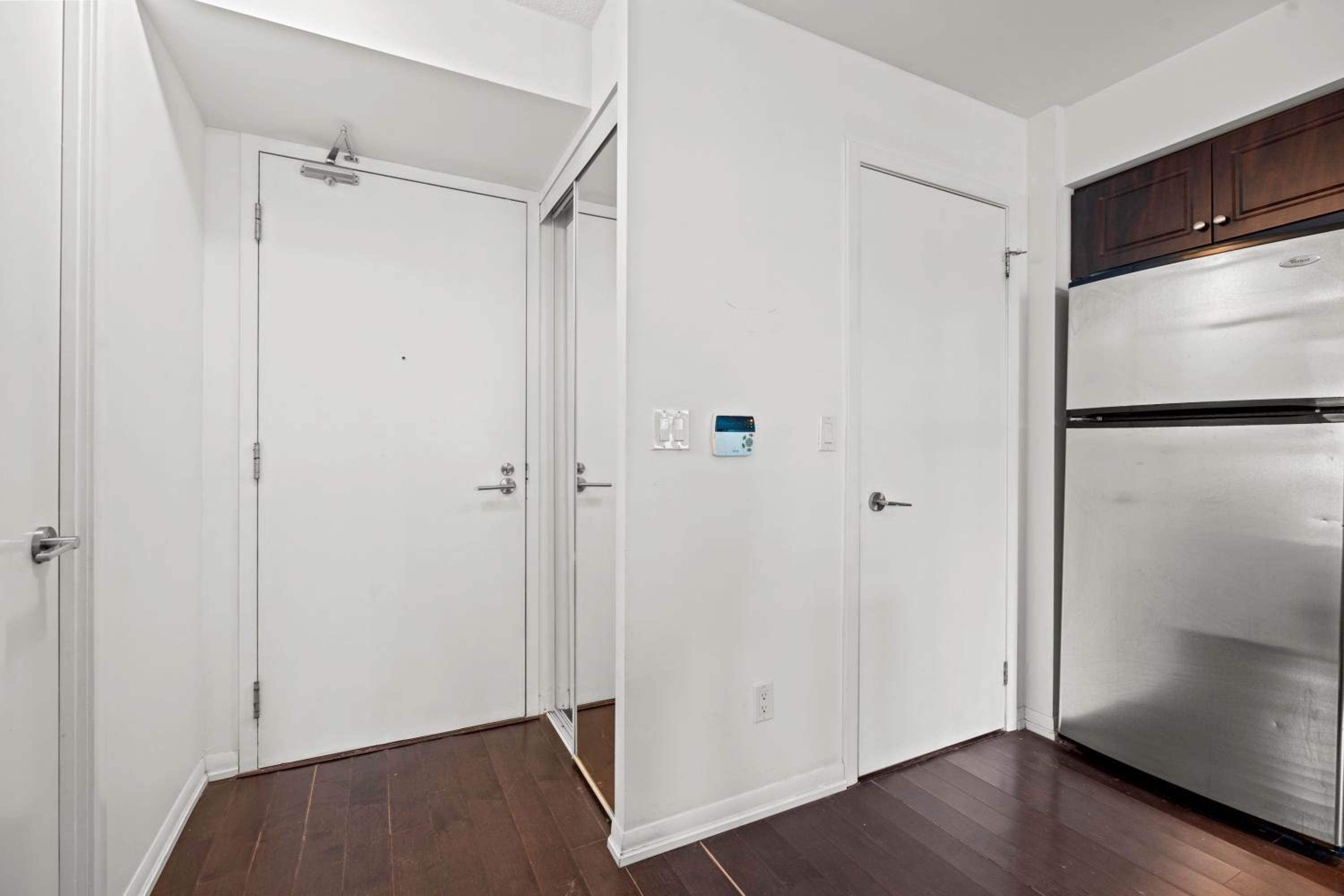 Autumnaly Whisper 2 BR & DEN in the Heart of the City