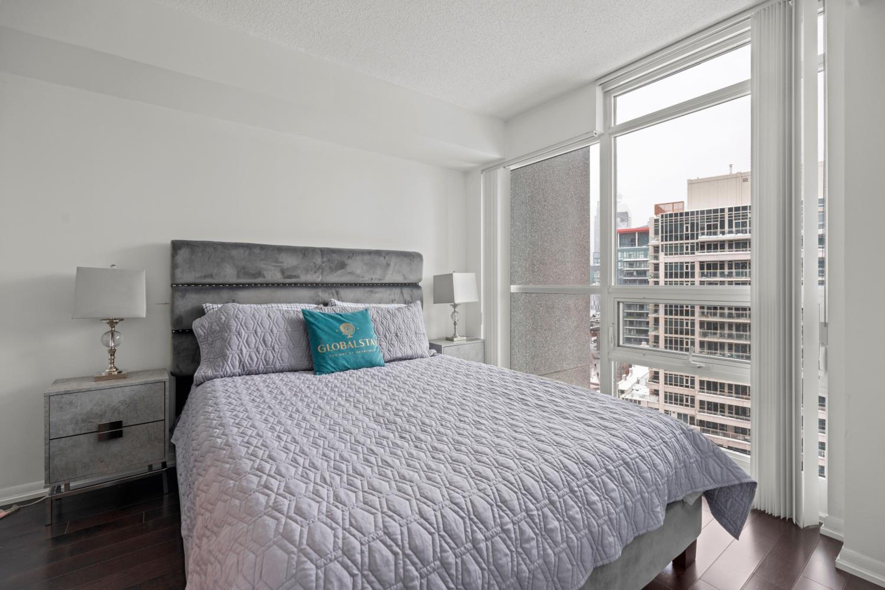 Autumnaly Whisper 2 BR & DEN in the Heart of the City