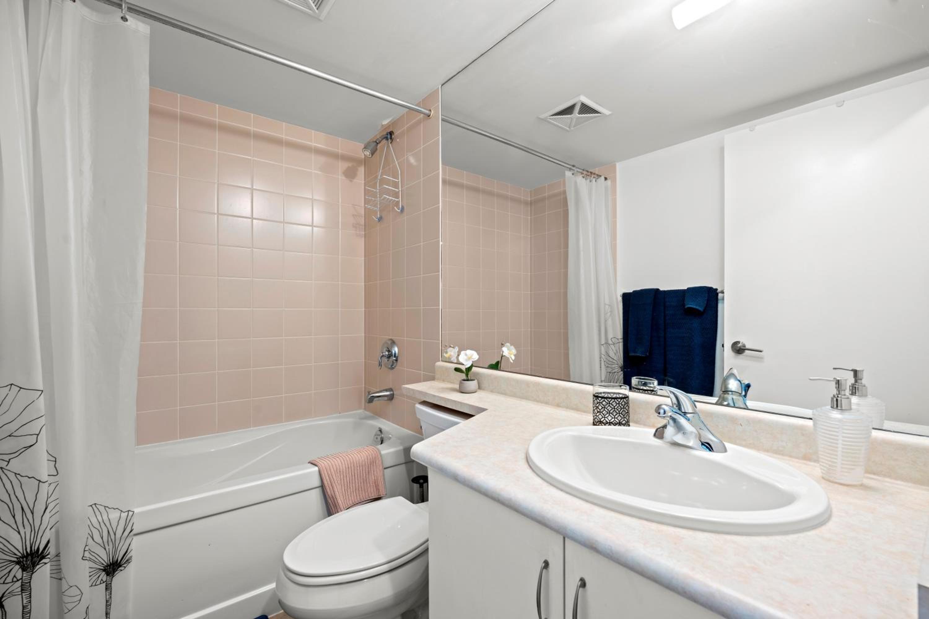 Autumnaly Whisper 2 BR & DEN in the Heart of the City