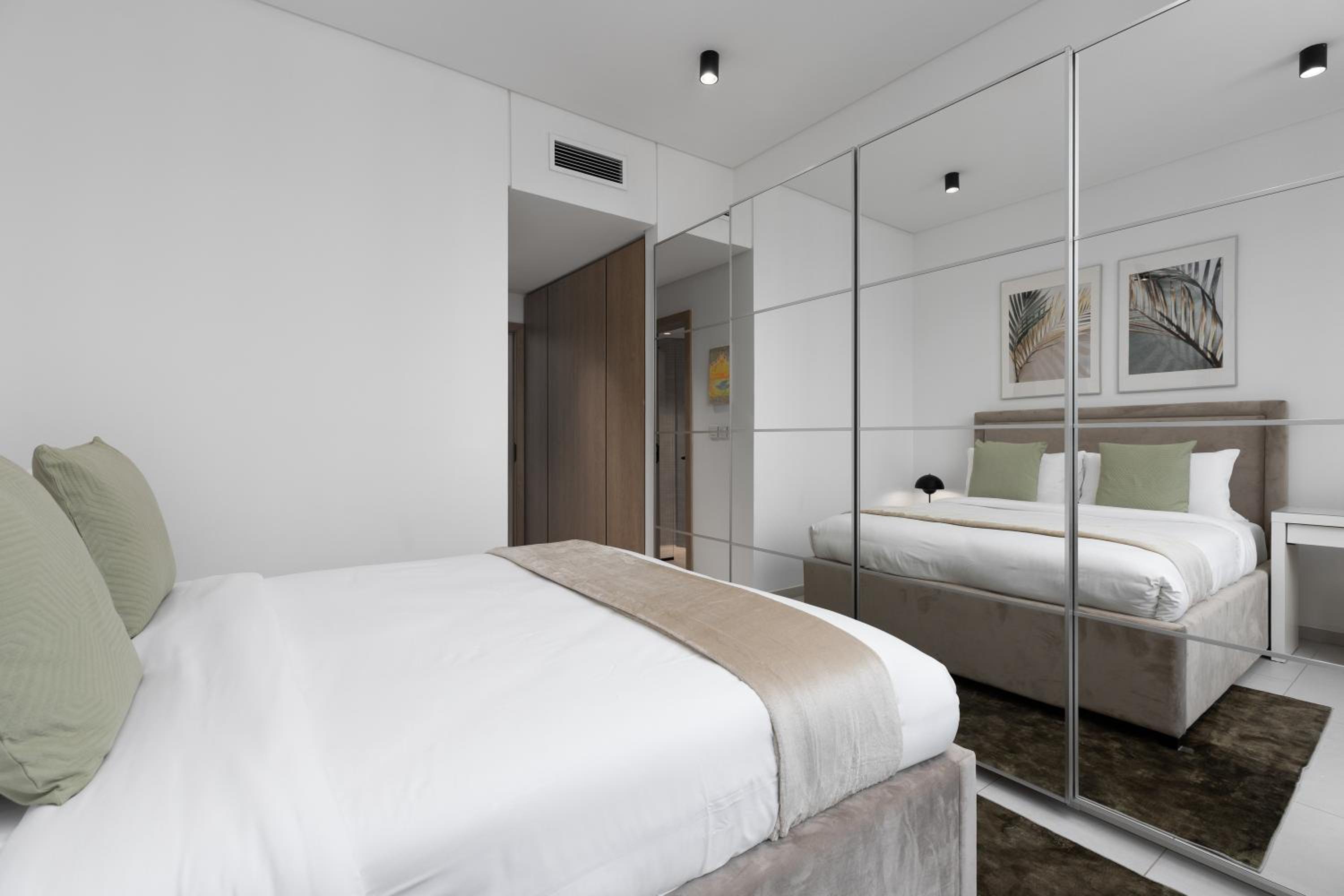 Maison Privee - Sky-High Panoramic Apt with Iconic Burj Khalifa Vws