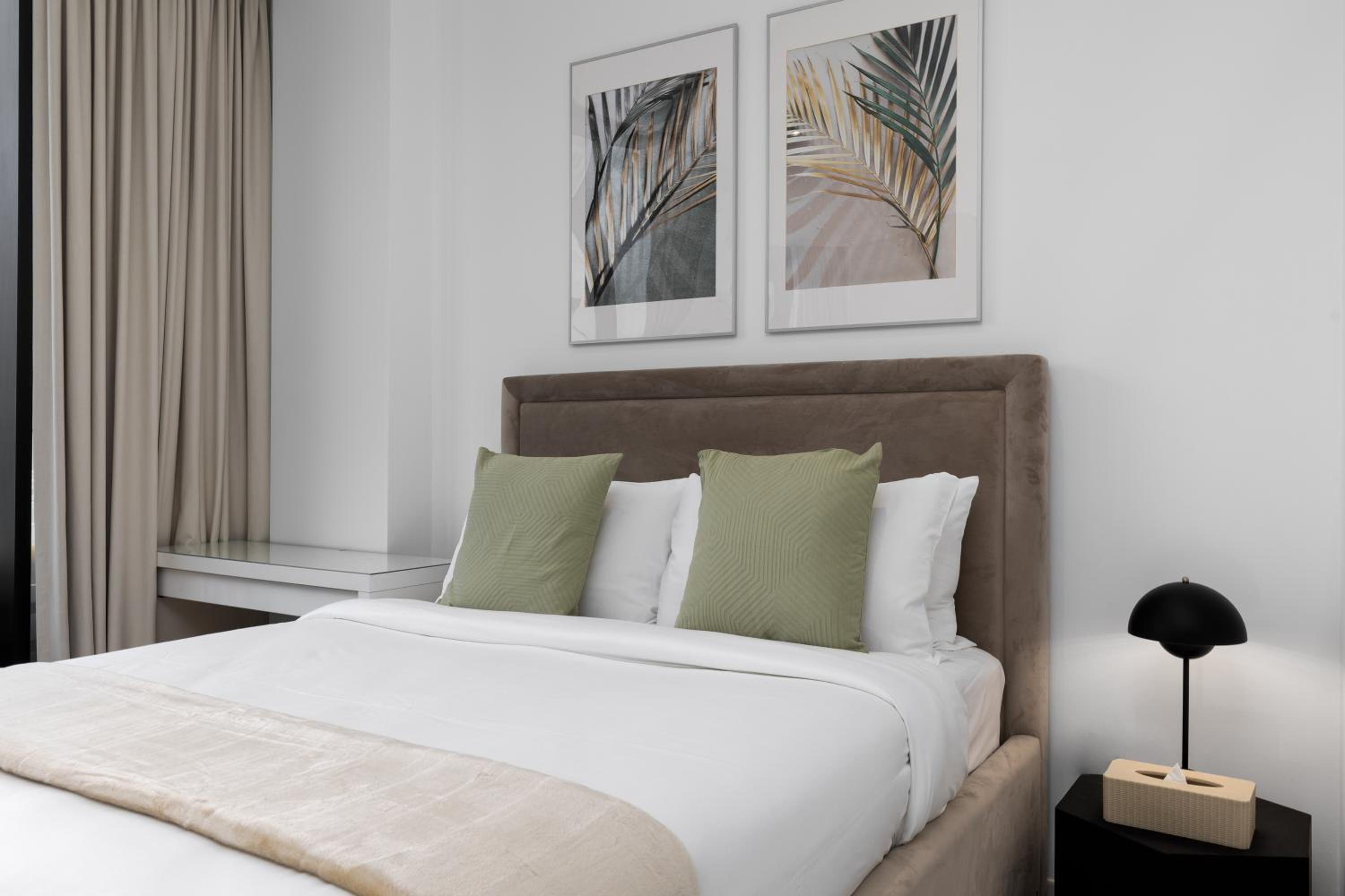 Maison Privee - Sky-High Panoramic Apt with Iconic Burj Khalifa Vws
