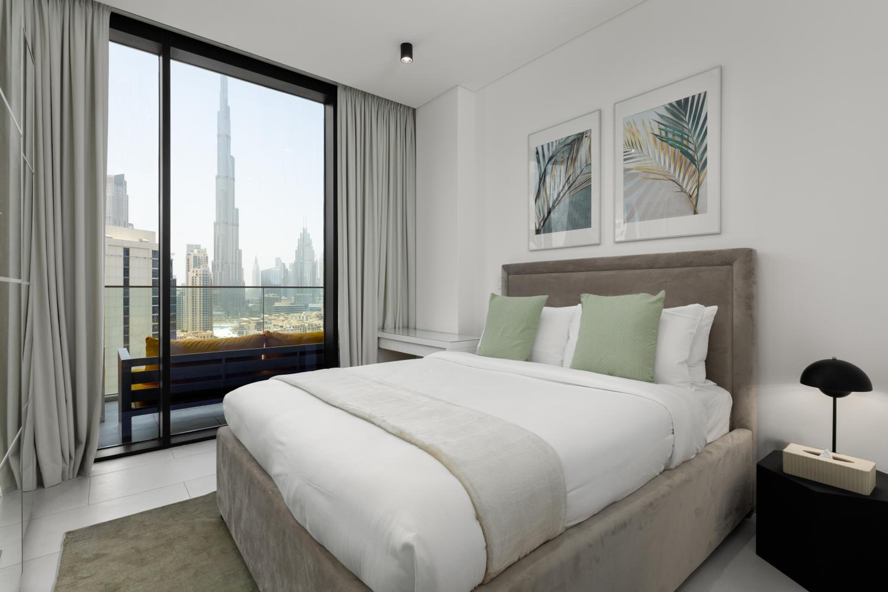 Maison Privee - Sky-High Panoramic Apt with Iconic Burj Khalifa Vws
