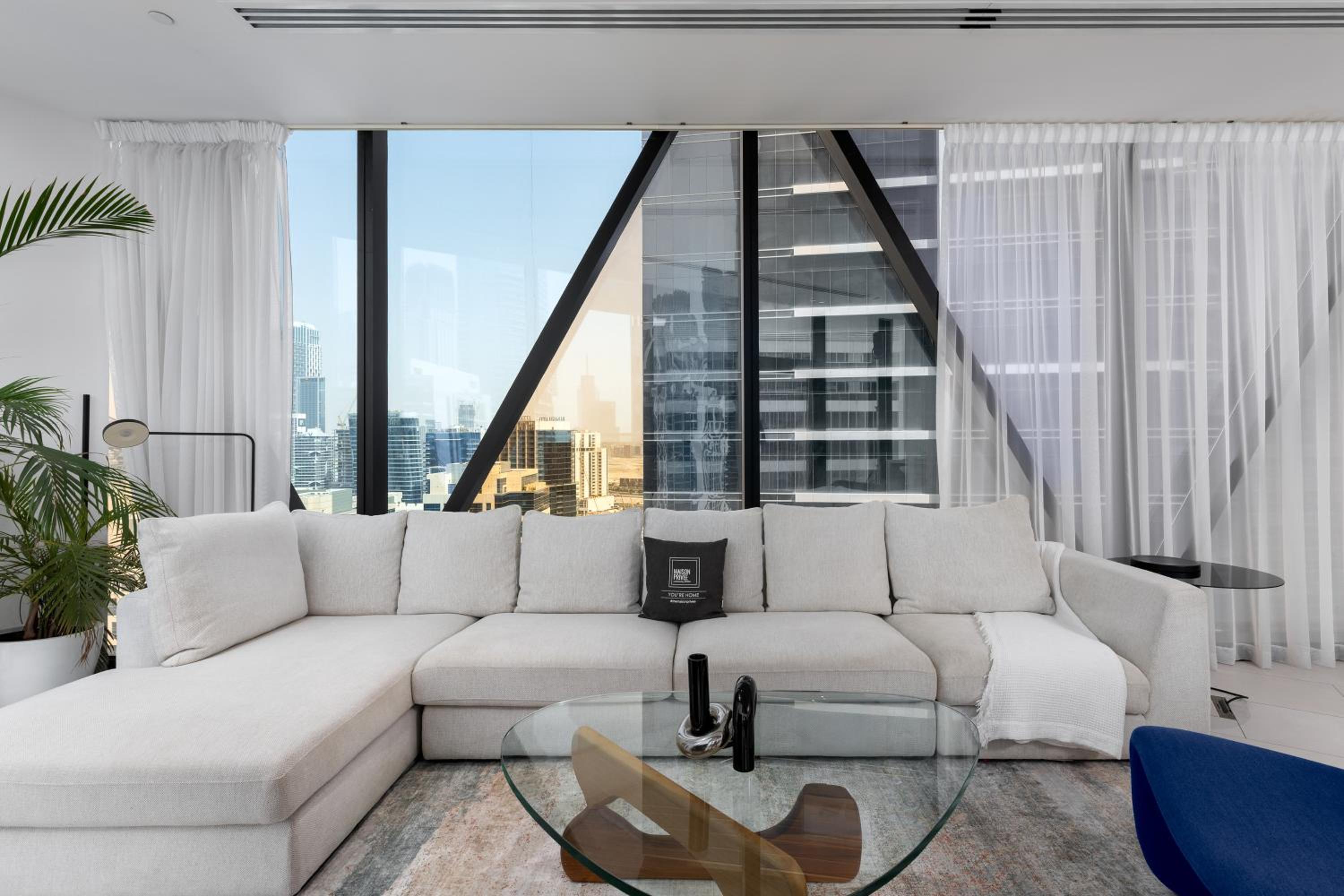 Maison Privee - Sky-High Panoramic Apt with Iconic Burj Khalifa Vws