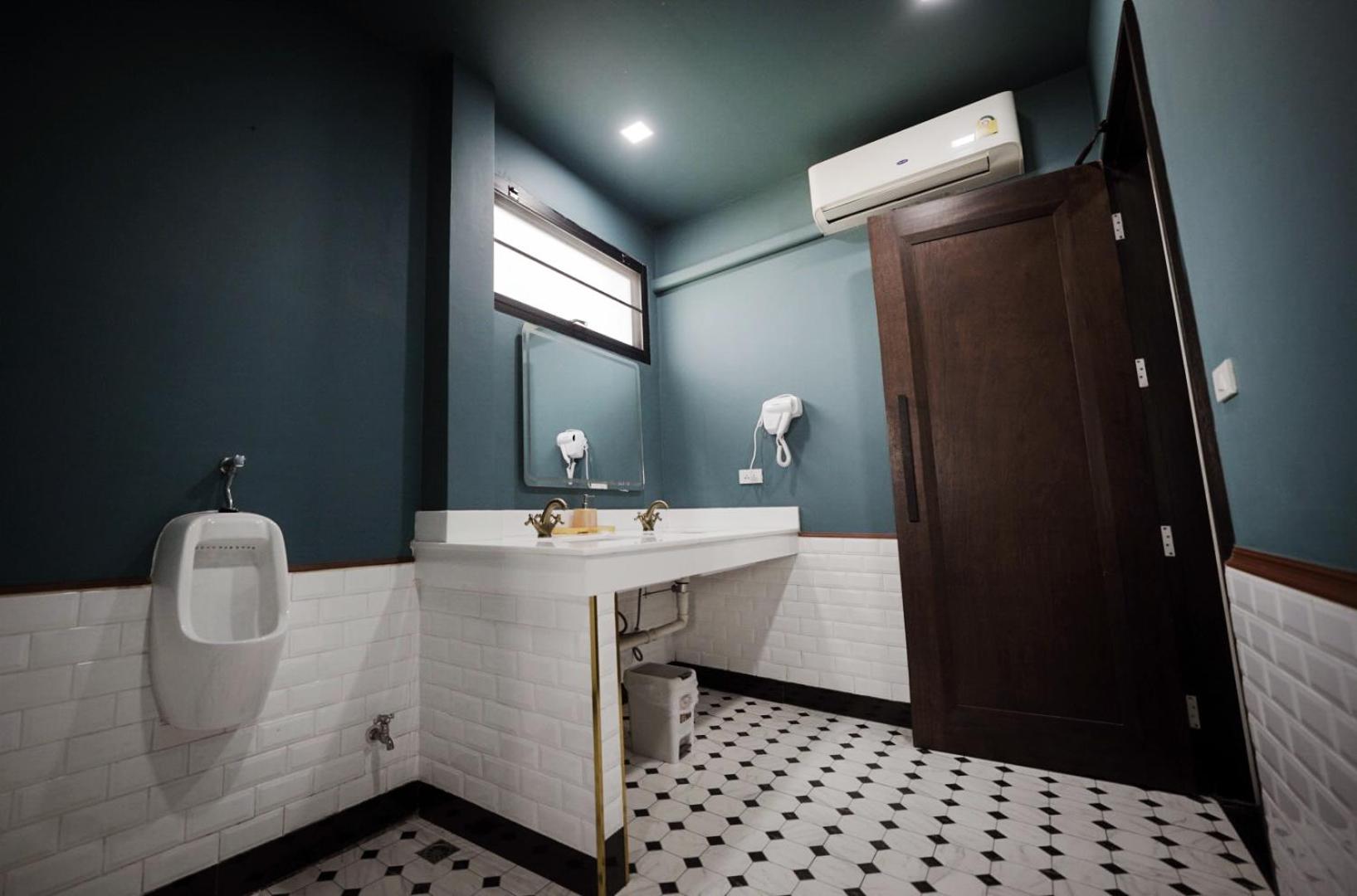Poshtel 56