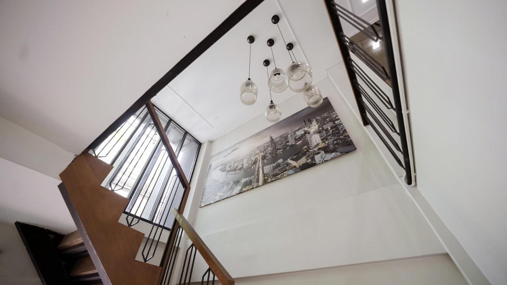 Poshtel 56