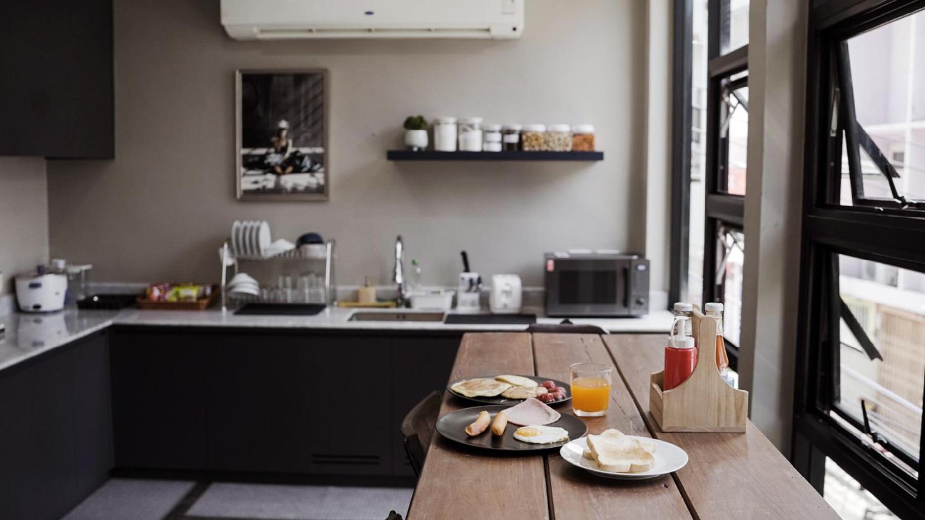 Poshtel 56