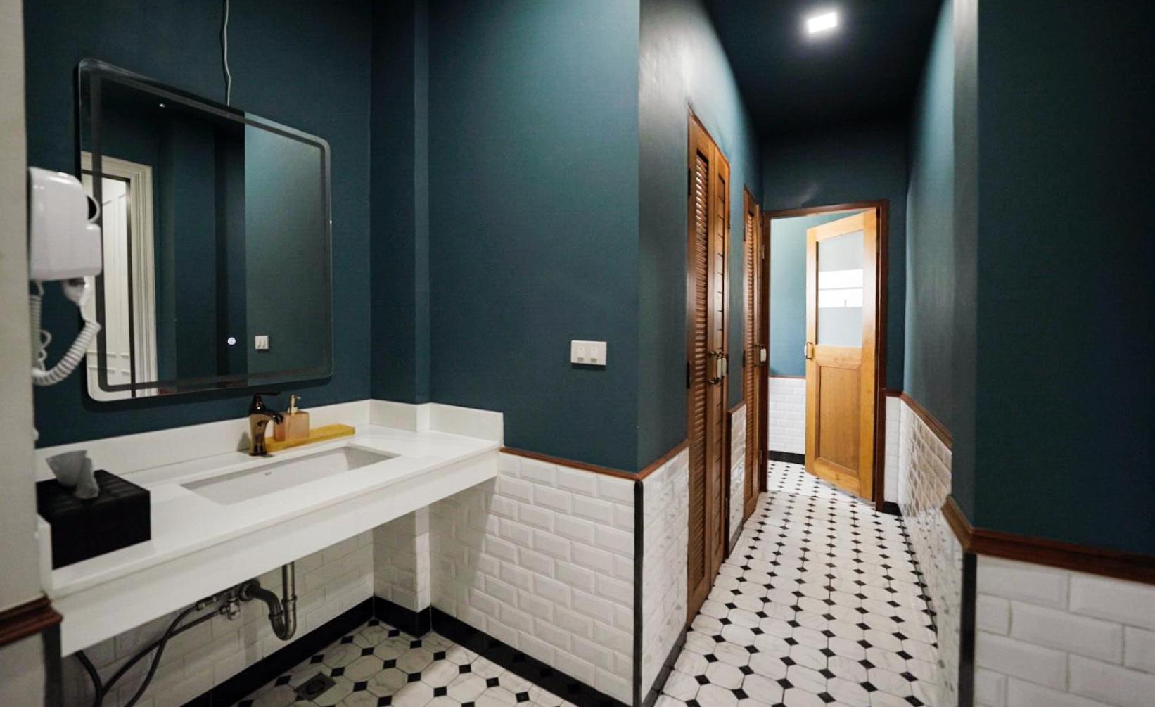Poshtel 56