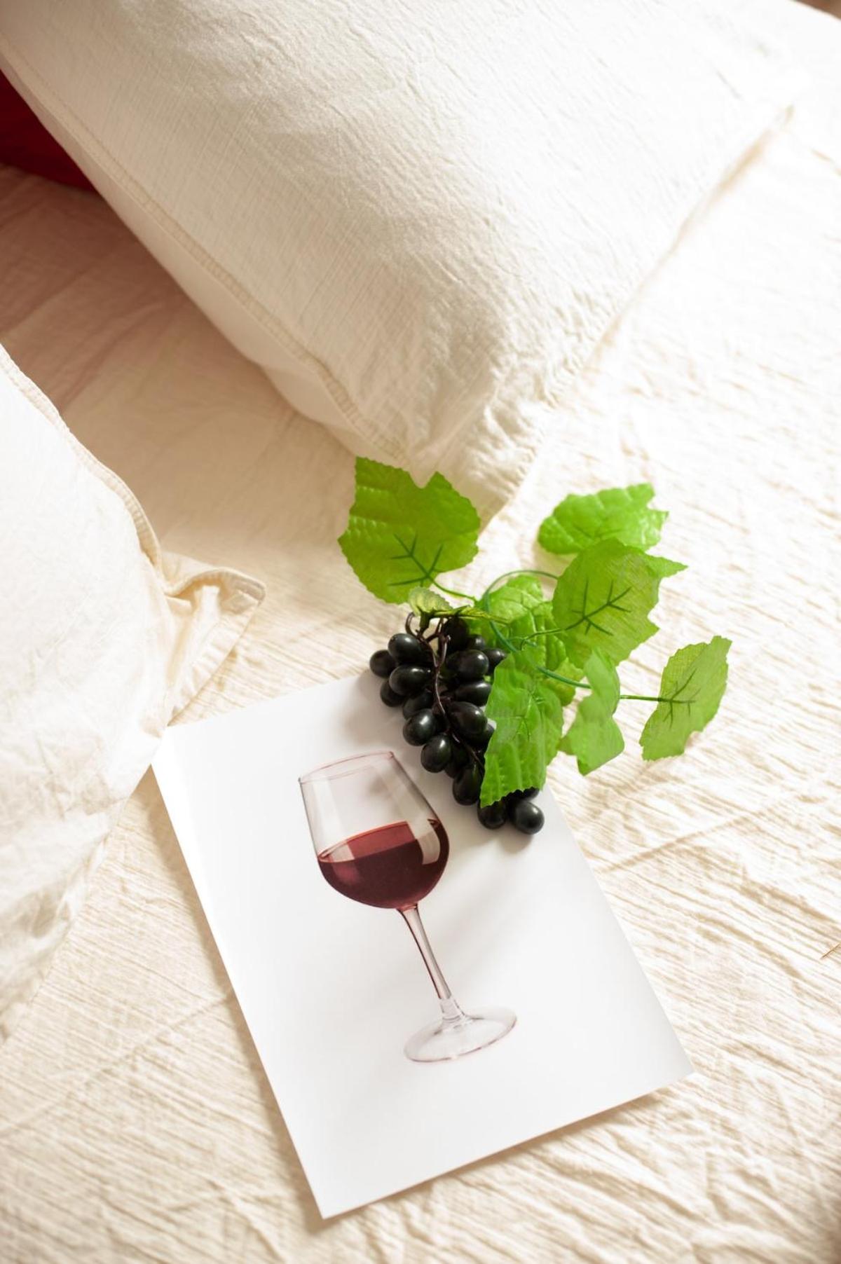 Qualys Vignoble parking, square view, close to city