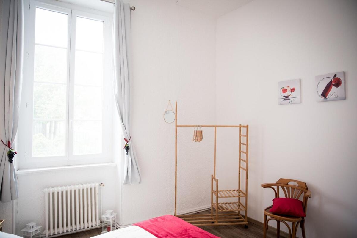 Qualys Vignoble parking, square view, close to city