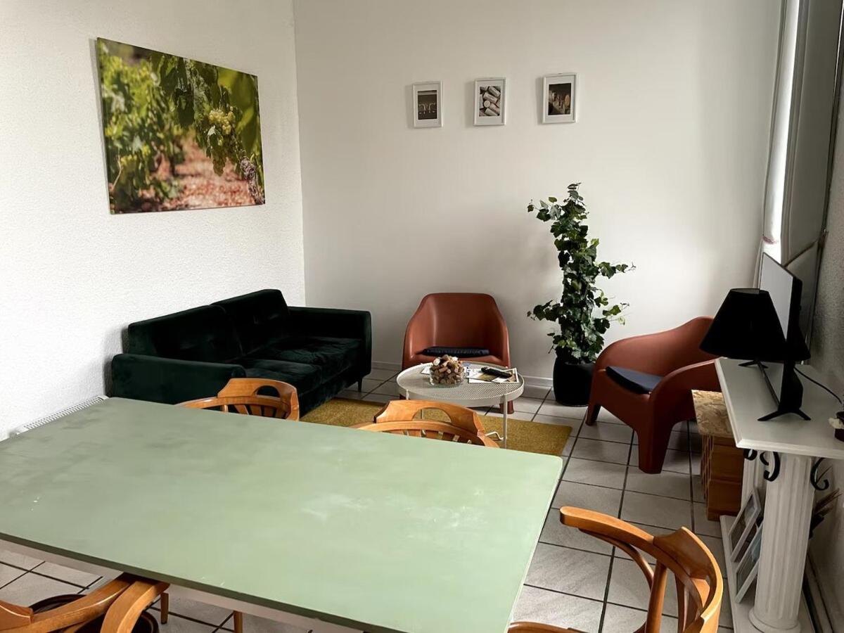 Qualys Vignoble parking, square view, close to city