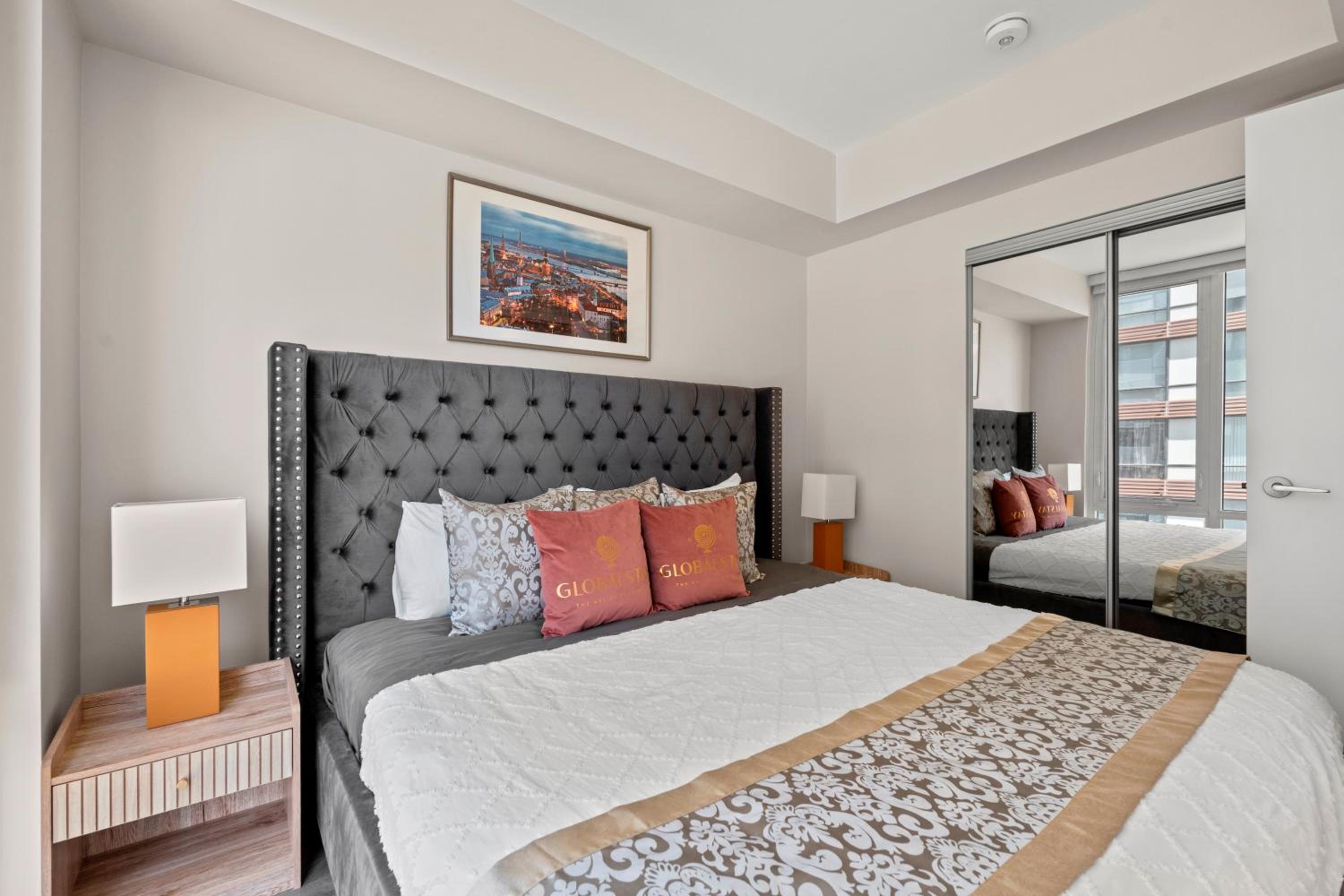 Bright 1BD & Den in Downtown Toronto