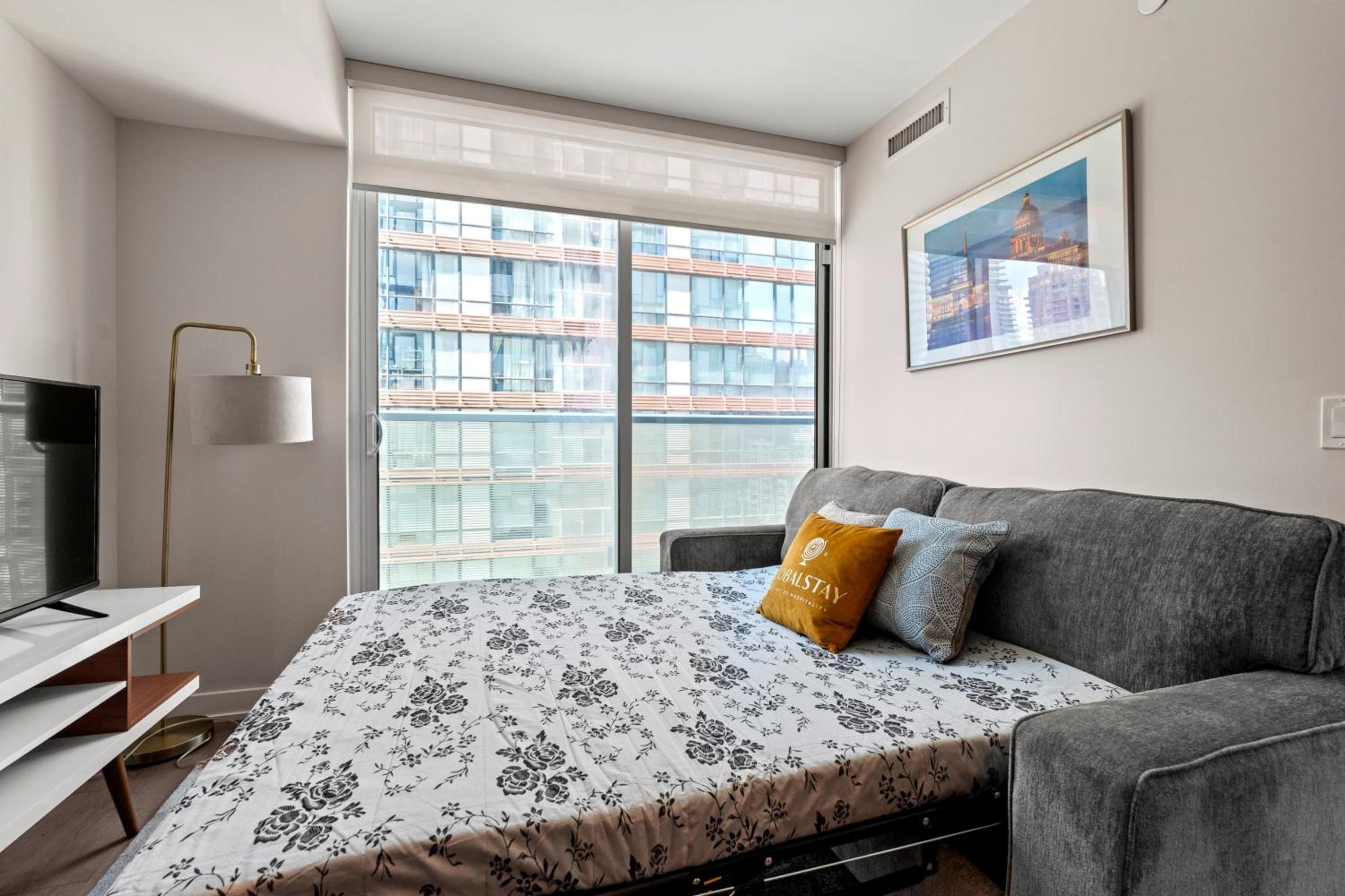 Bright 1BD & Den in Downtown Toronto